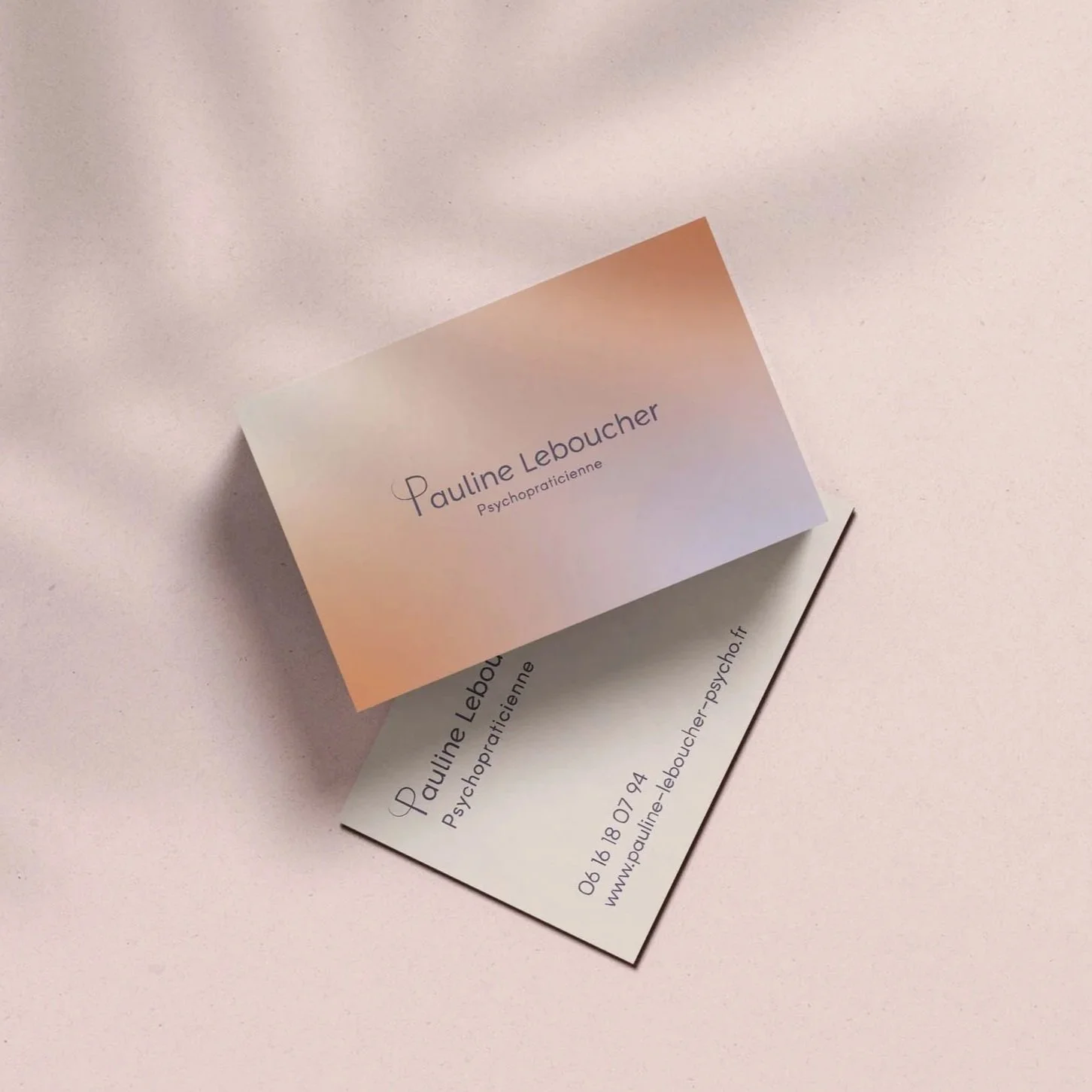 Cartes de visite pour Pauline Leboucher, psychopraticienne, avec coordonnées et site internet, sur fond blanc.