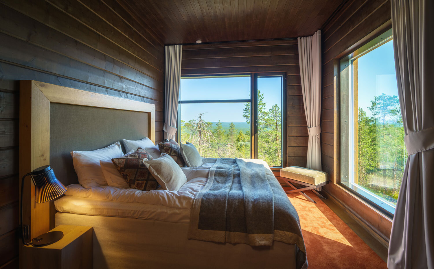 Octola-Lodge-Finland-Bedroom-Summer.jpg