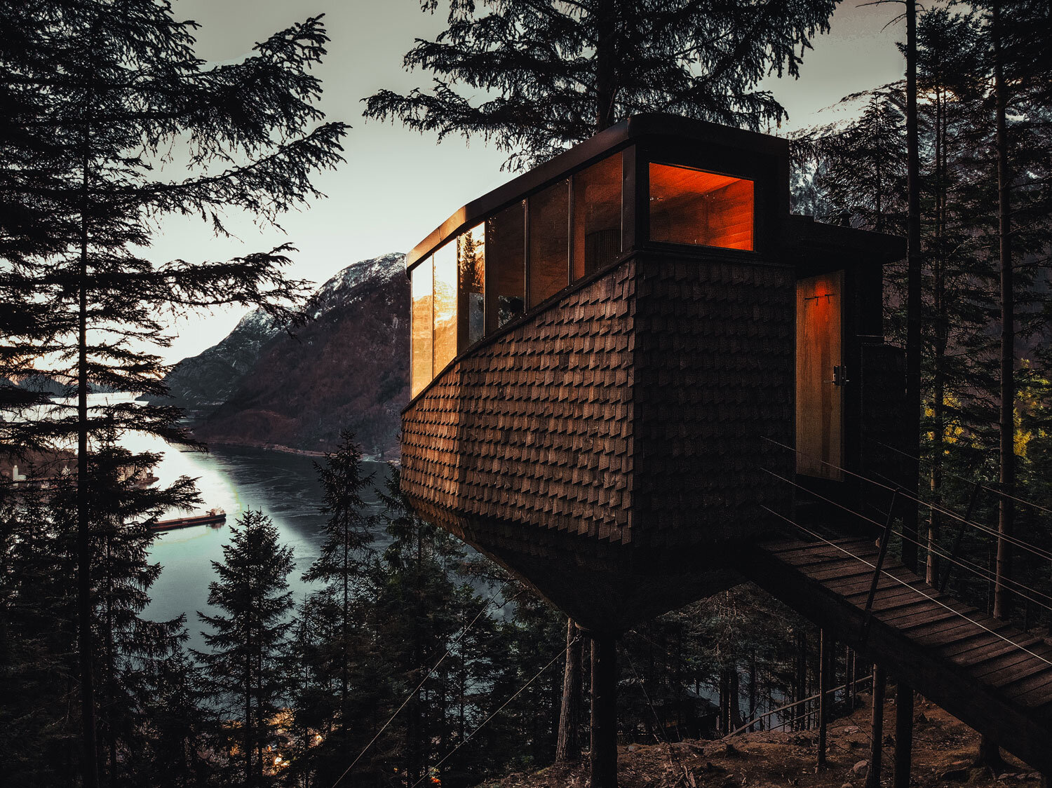 Woodnest-Norway-Treehouse-Dusk-Lake-View-Credit-Alek-Pérez.jpg