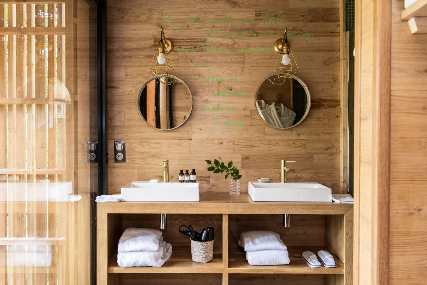 Loire-Valley-Lodges-Bathroom-Credit-Anne-Emmanuelle-Thion.jpg