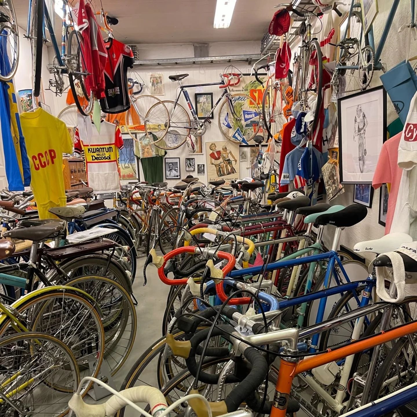 H&auml;r kommer lite bilder fr&aring;n g&aring;rdagens medlemstr&auml;ff hos Mats &Ouml;fverberg i Knivsta! En otrolig samling av b&aring;de kunskap och cyklar, bland annat i g&ouml;mmorna en Hermes 1901. Ett mycket lyckat event med trevligt fika och