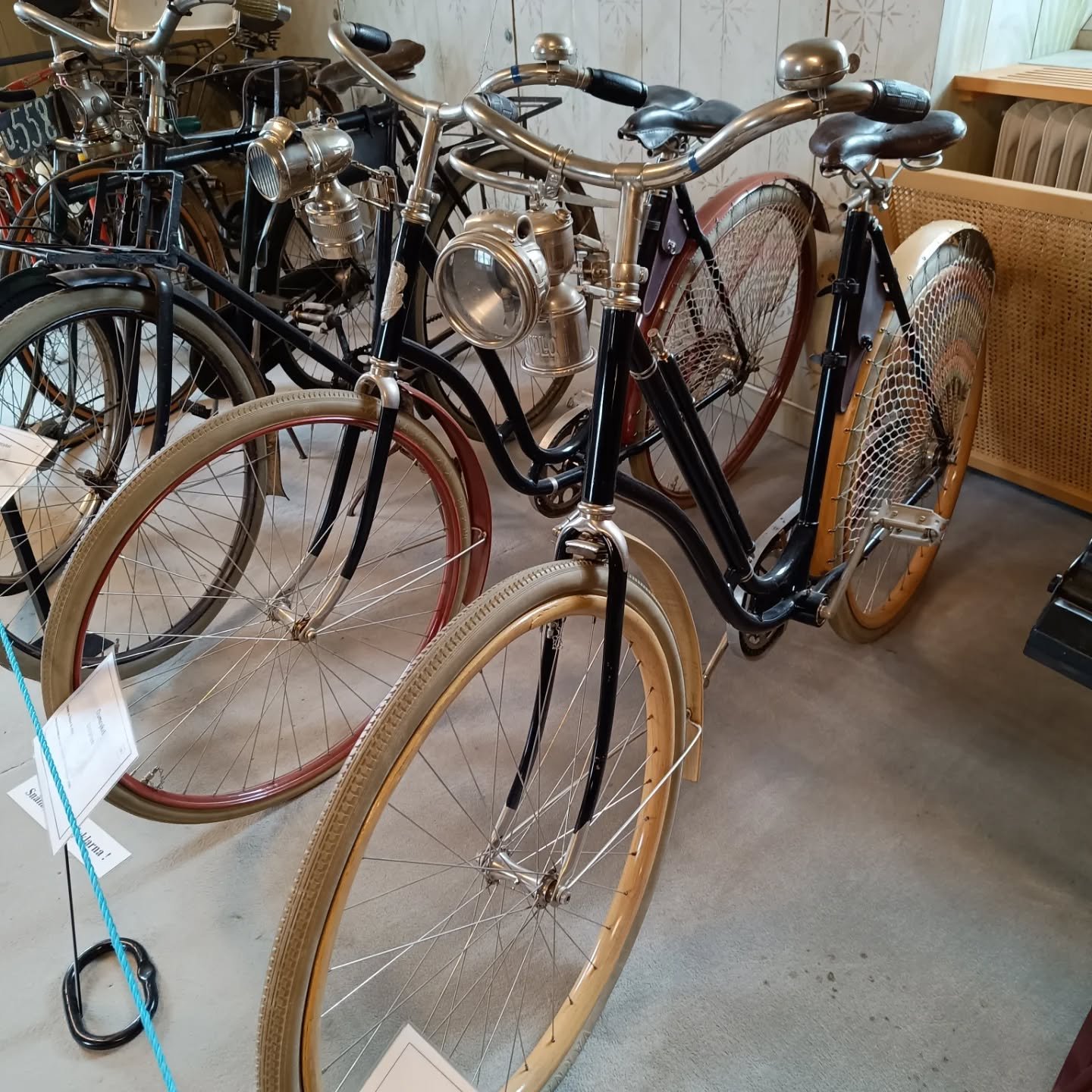 Vid det bes&ouml;ksv&auml;rda museet Gyllene hjulet i Surahammar finns det en omfattande samling velocipeder av olika slag. Gammalt och lite nyare, men ej endast inriktat p&aring; cyklar utan &auml;ven motorcyklar, en v&aring;ning mopeder, speedway o