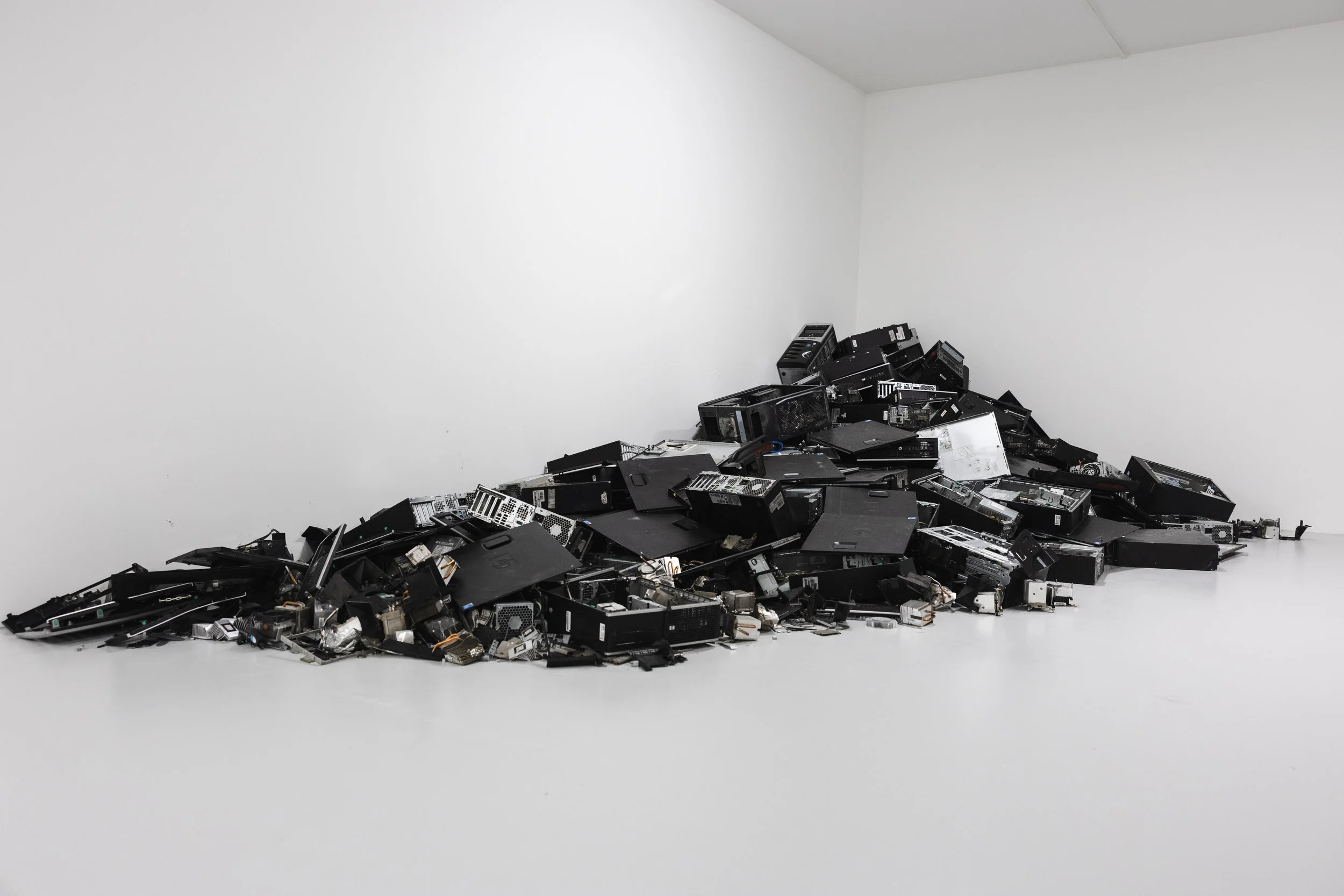 18IstanbulBienal_SelmaSelman_ZihniHan_MeteKaanOzdilek_20250928_2.jpg