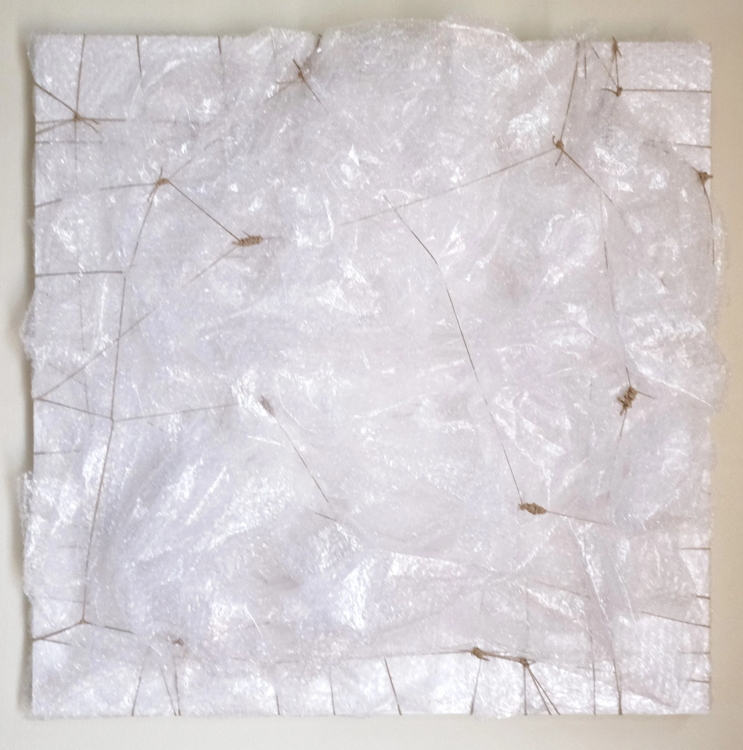 BUBBLE 2025 80x80 cm 
Papier bulle  et ficelle sur toile 


