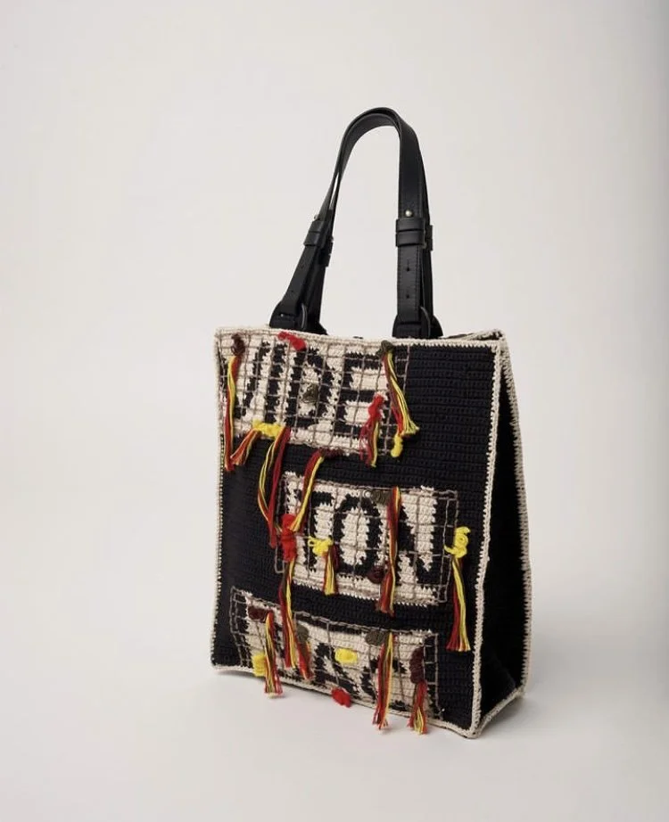 « Vide ton Sac, c’est le cas de le dire ! Dans un sac, on trouve tout, l’essentiel comme le futile mais dans tous les cas, c’est le portrait souvent intime de son propriétaire.
Avec humour, je détourne l’expression pour réclamer plus de vérité ! Un m