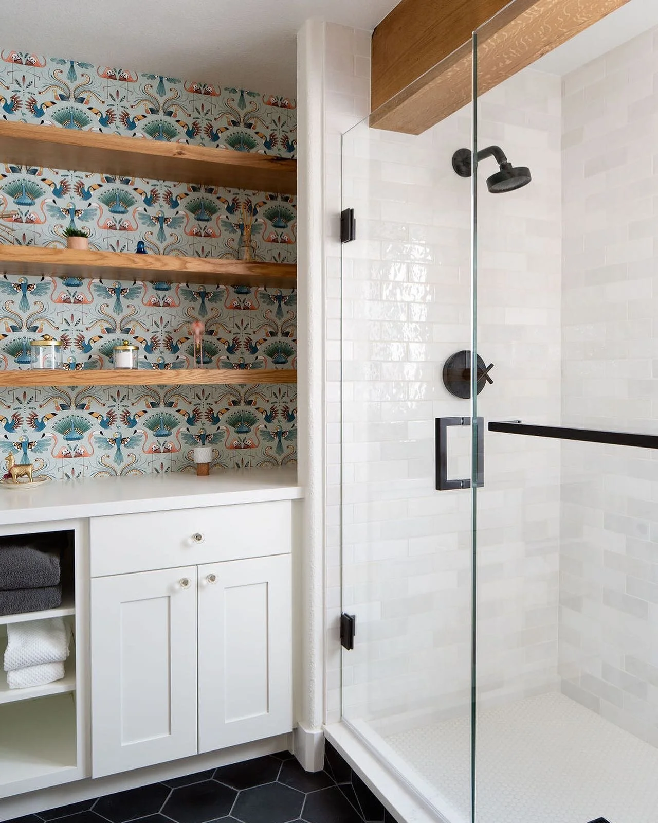 While the overhead beam might be our favorite part, it&rsquo;s easy to see how much there is to love in this photo. 

interior designer: @laststiledesign