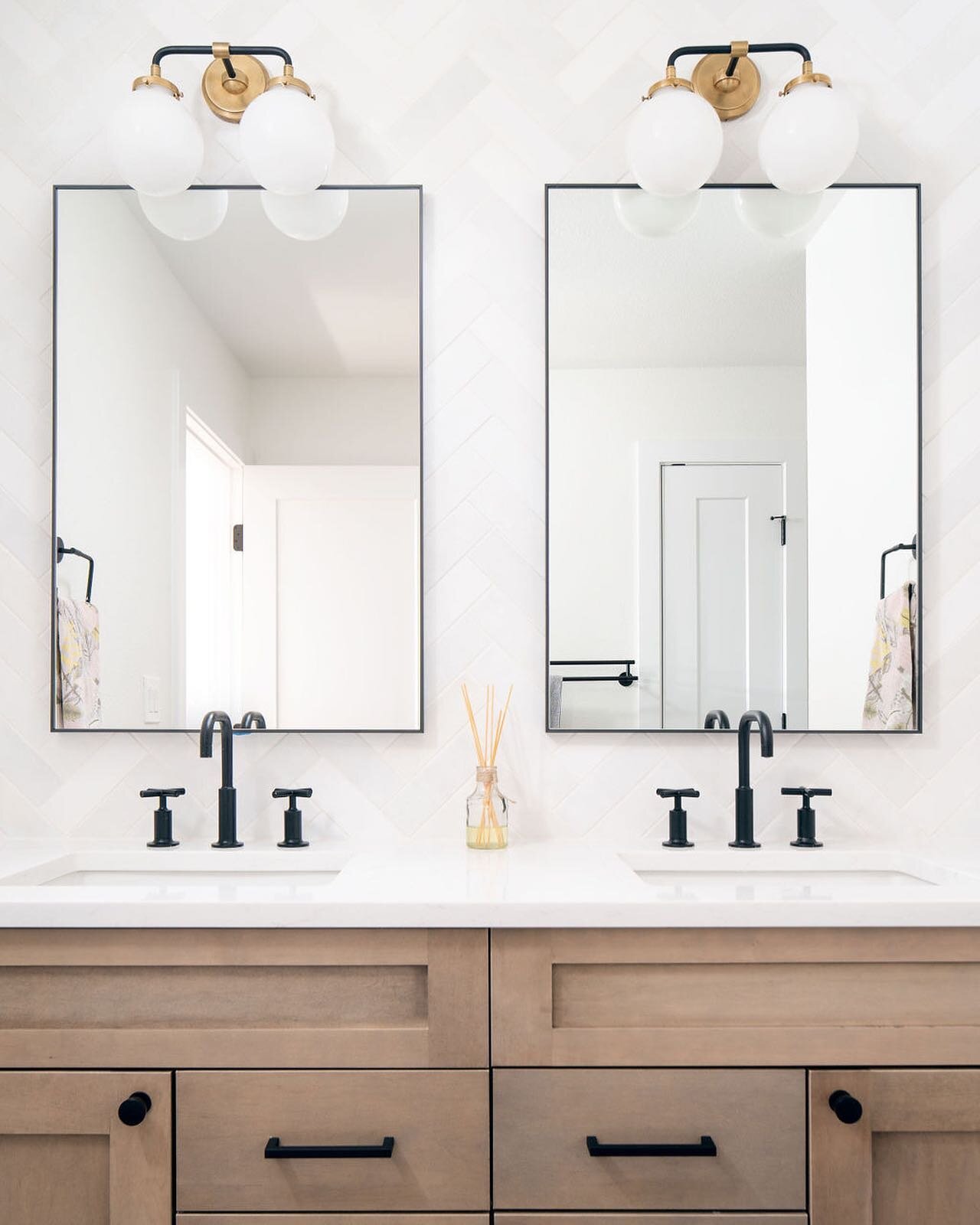 And for your Saturday viewing pleasure: this beautiful bathroom 

interior designer: @laststiledesign 
📸: @danecroninphoto 

#moonsbuilt
#moonsconstruction 
#bathroomsofinstagram 
#bathroomremodel 
#homeremodel 
#bouldercontractor 
#boulder 
#niwotc