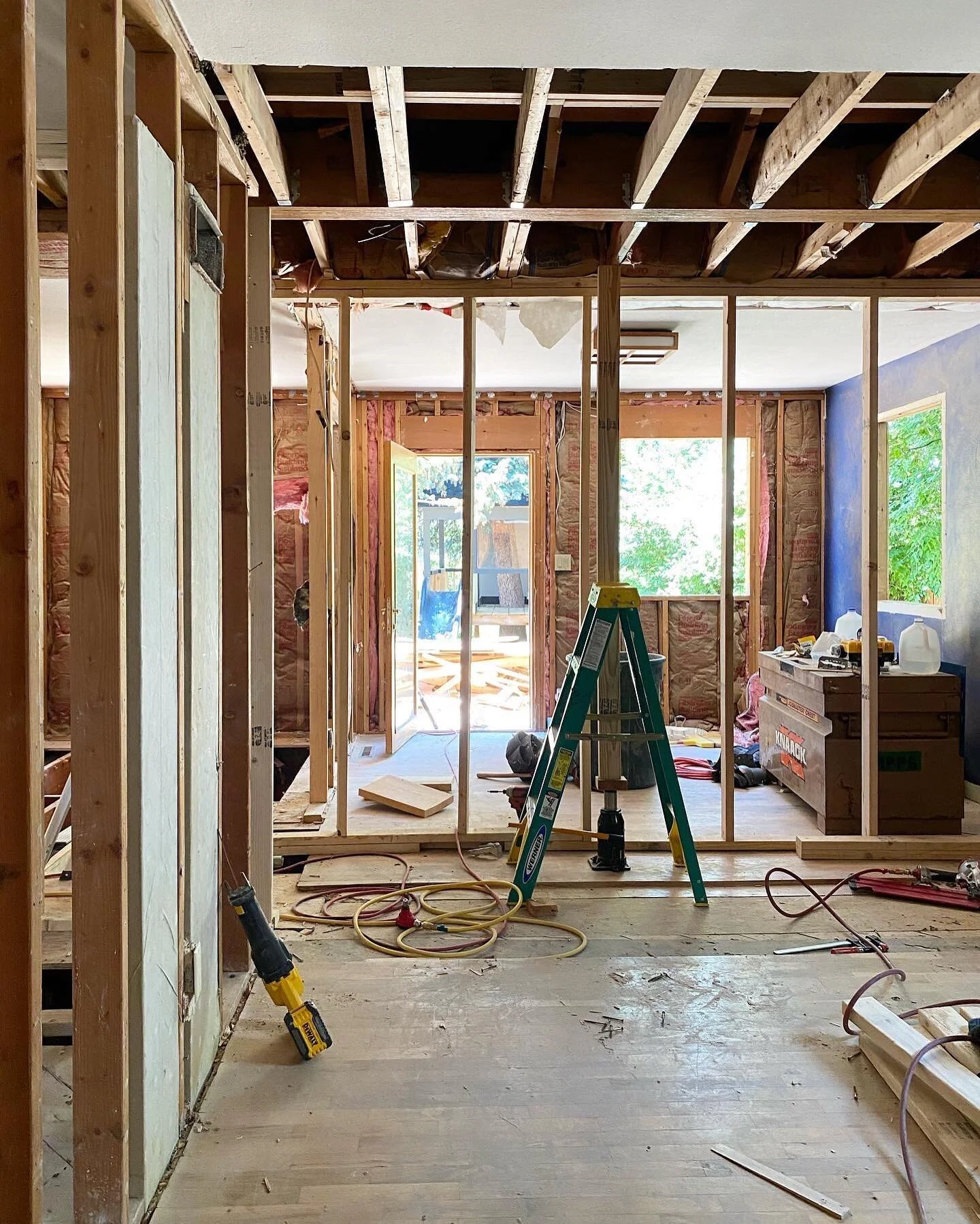 Getting rid of the old to make room for the new at our North Boulder remodel. 

#moonsbuilt
#moonsconstruction
#demoday
#homeremodel 
#bouldercolorado 
#bouldercontractor