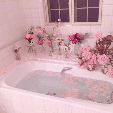 Some Valentine&rsquo;s bath goals I&rsquo;m about to have. Enjoy the day of love, to all the lovers out there 🤍

Here&rsquo;s a potion to the ultimate bath: 
✨Epsom salts
✨Sweet almond oil
✨Coconut oil
✨Apple cider vinegar
✨Baking soda
✨Lavender ess
