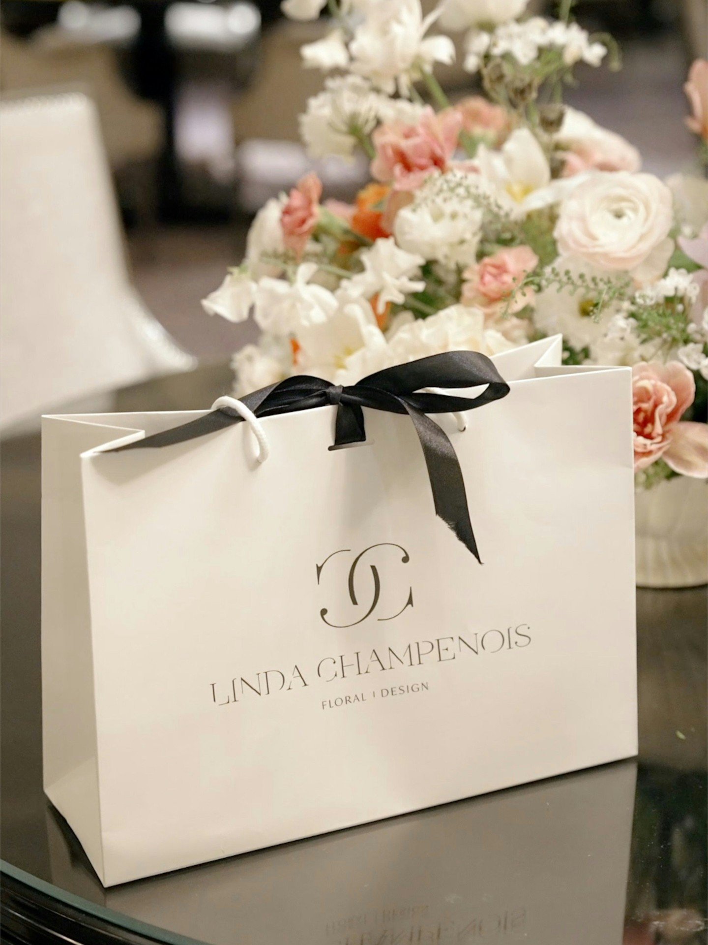 Une attention.
Un geste.
Parfois, tout commence par un d&eacute;tail.

#MaisonCr&eacute;ative
#StorytellingVisuel
#ProductionAudiovisuelle
#DesignFloral
#ArtDeRecevoir
#AttentionAuD&eacute;tail
#&Eacute;v&eacute;nement
#ImageDeMarque

@lindachampenoi