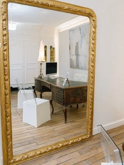 Un lieu con&ccedil;u pour le soin, o&ugrave; la lumi&egrave;re accompagne et apaise avant m&ecirc;me le premier geste.
&Agrave; travers ce film, nous avons cherch&eacute; &agrave; capter une atmosph&egrave;re : calme, pr&eacute;cision et exigence du 