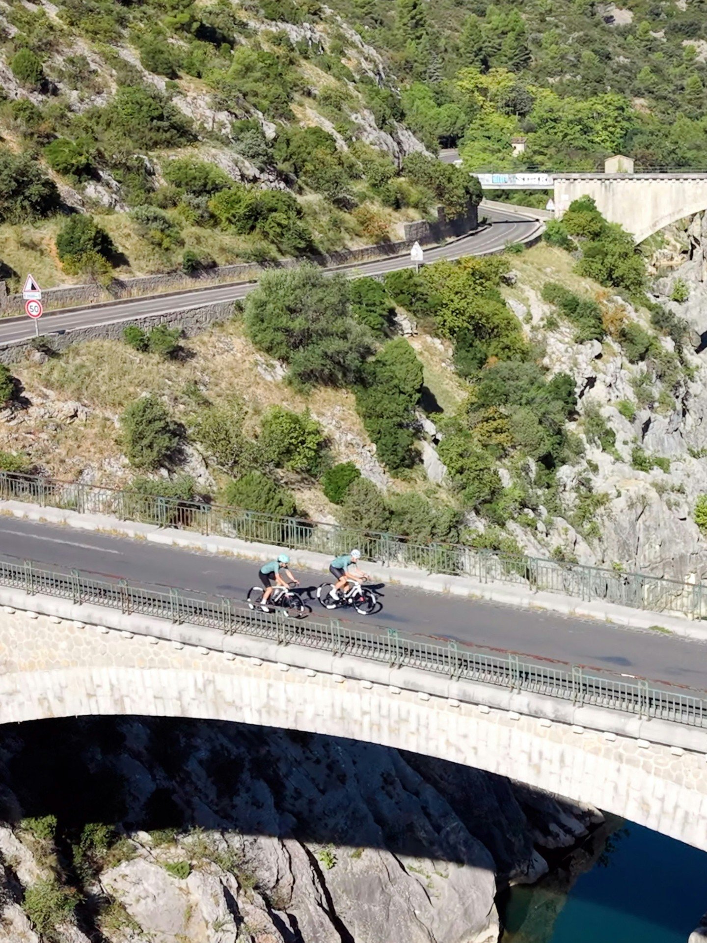 Avancer ensemble, sur des routes qui exigent pr&eacute;cision, constance et engagement.

&Agrave; travers ce film, nous avons choisi de raconter la performance
l&agrave; o&ugrave; elle se construit vraiment : dans le mouvement, la ma&icirc;trise et l