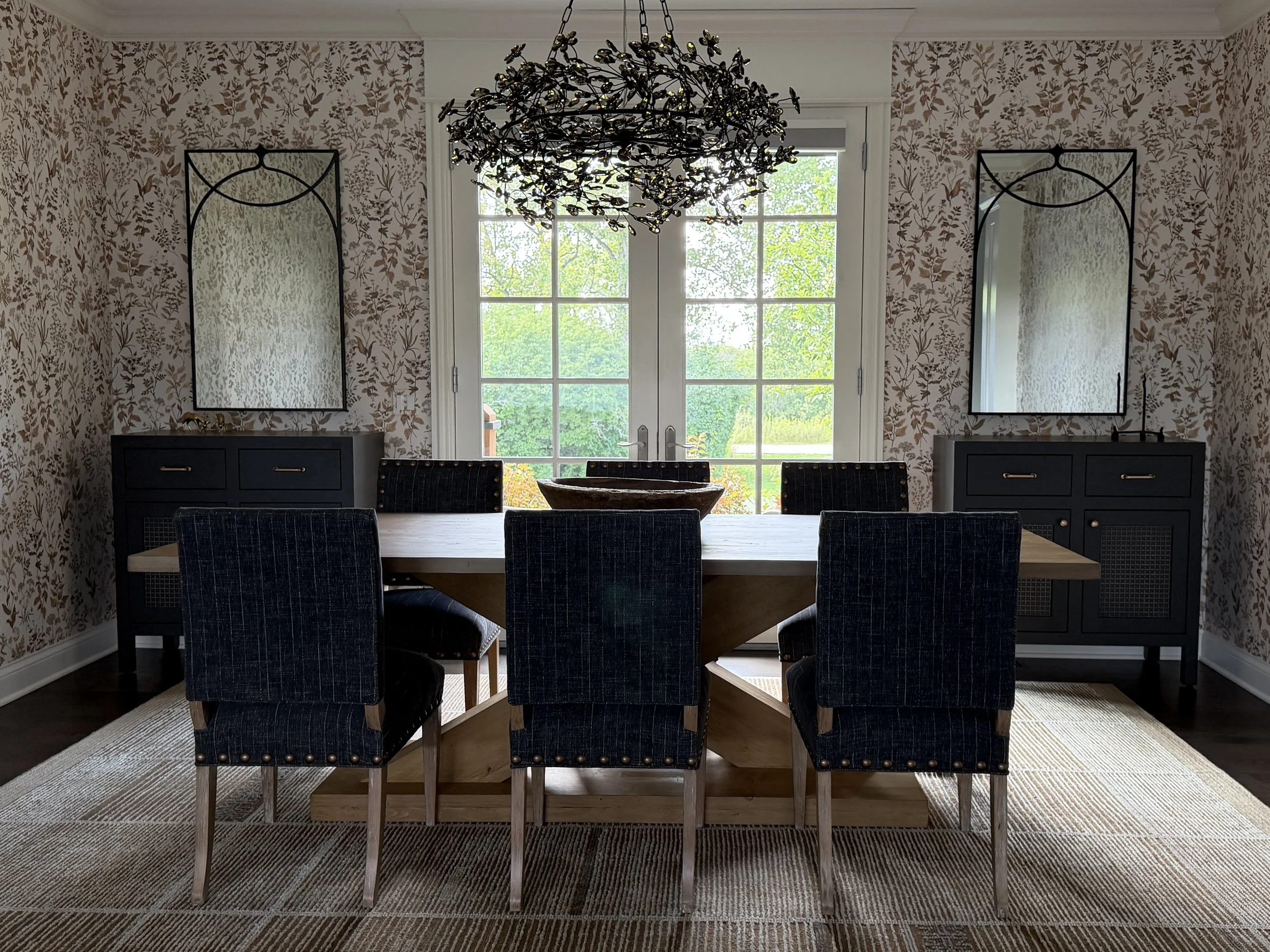 Small Dining Big Feel