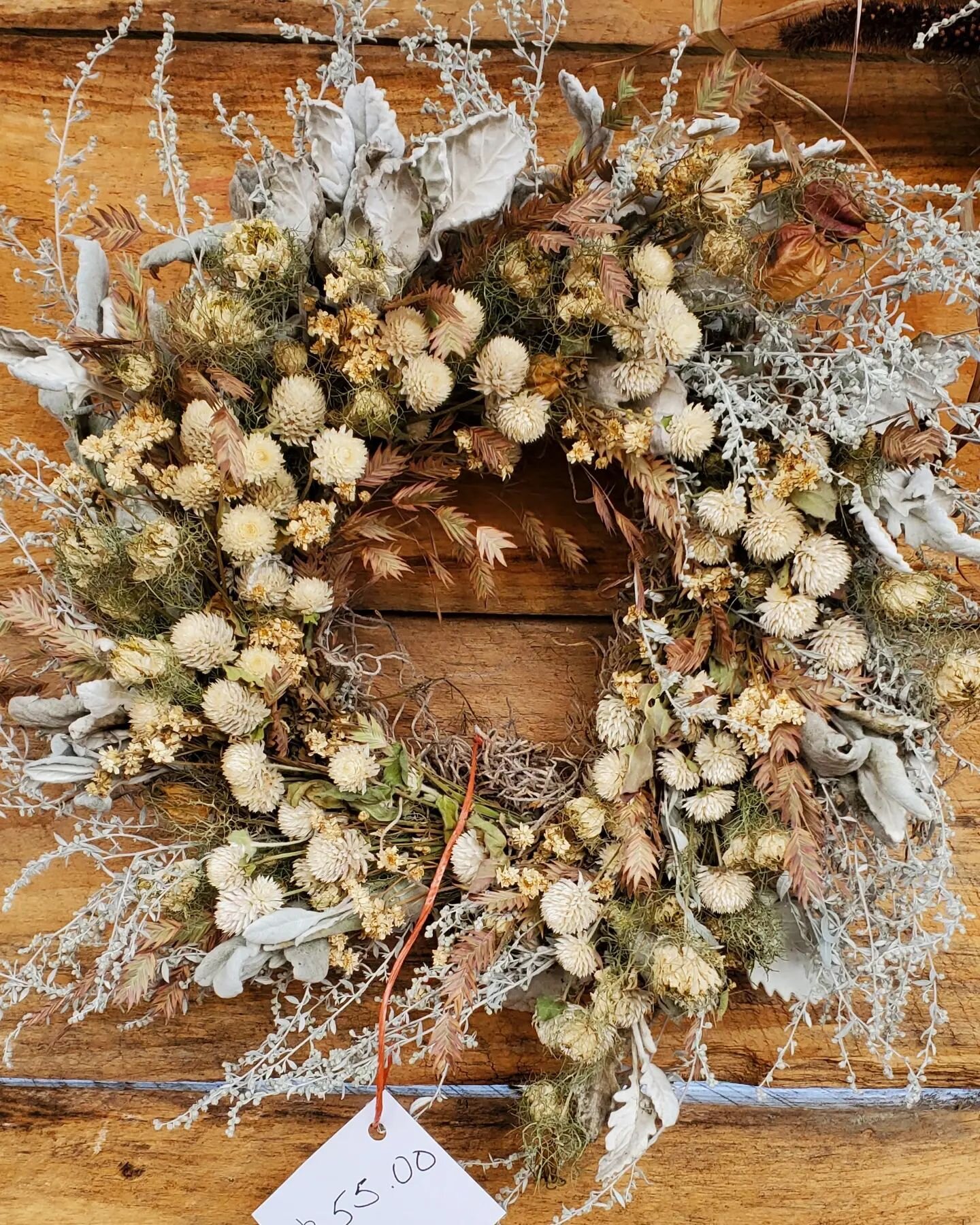 The Flower Shack is open today until 1pm!! 
Are you missing our fresh flower? Fear not we have dried them and we have made them into lovely wreaths for you to enjoy all winter long.  It's a lovely day for a drive through Western PA country side. 

Th