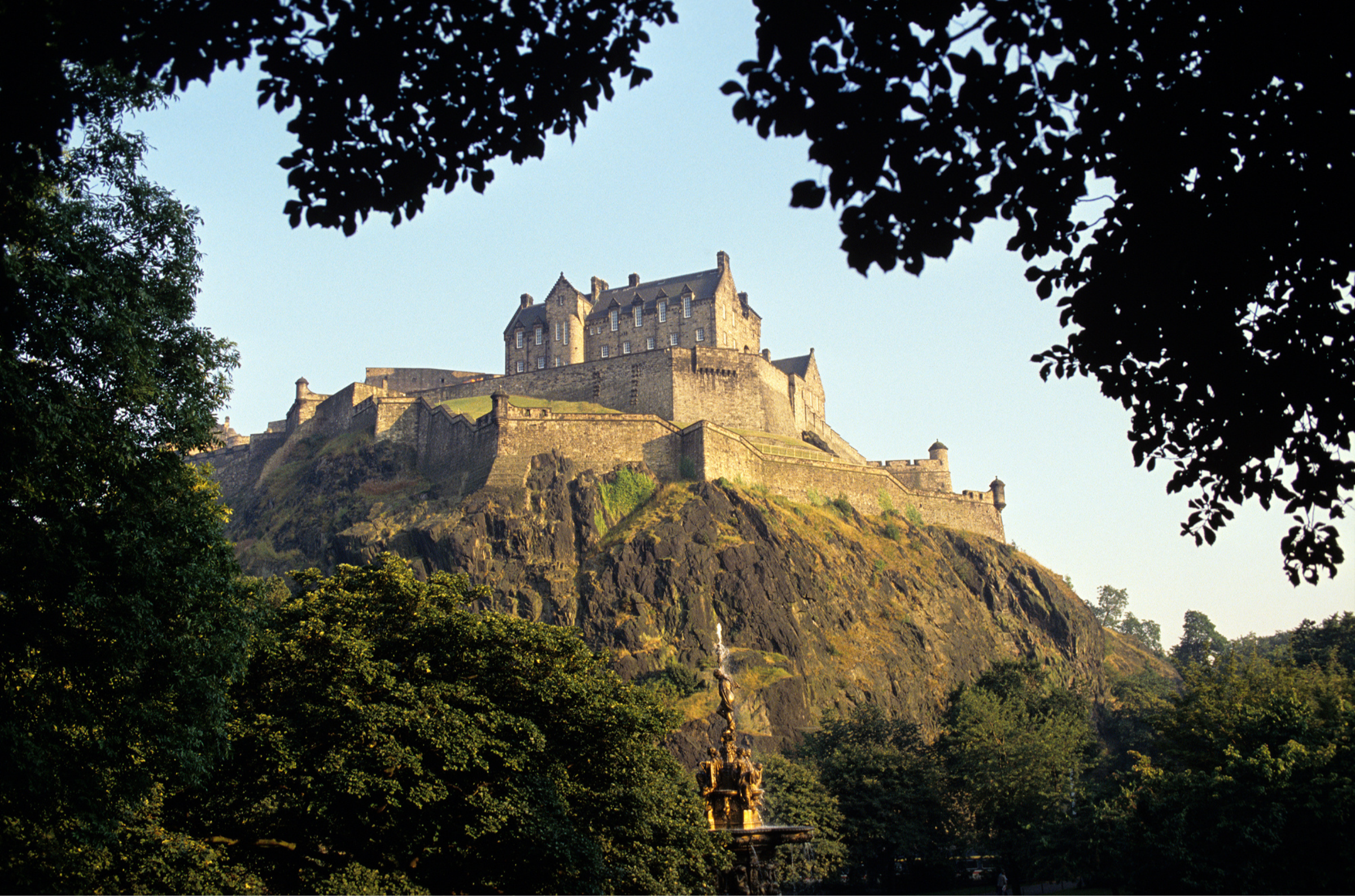 a view of Edinburgh Castle from below
