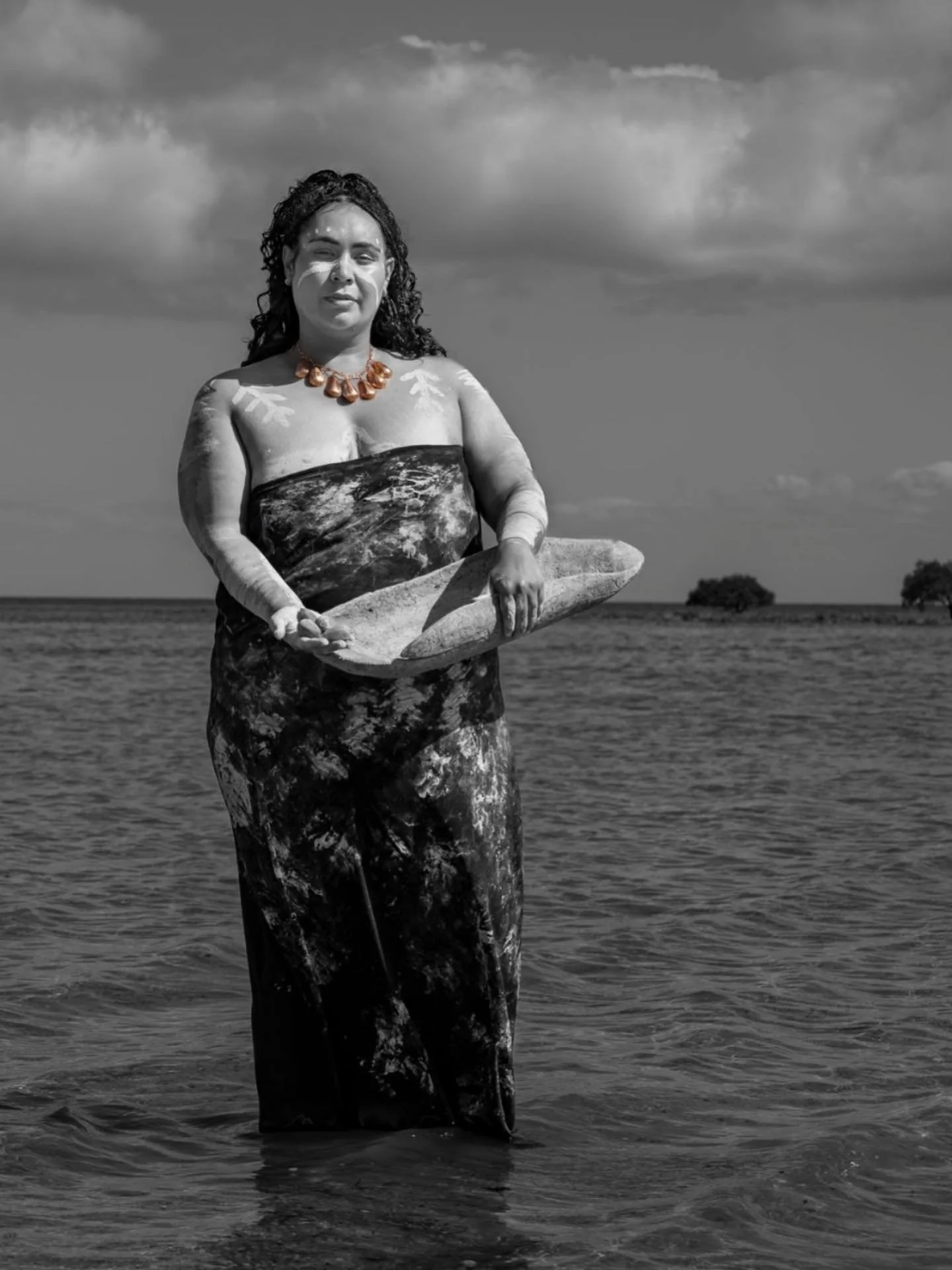 Thank you @loui_slim for beautifully capturing my artistic vision for this work, @chilly_alma, a strong Kabi Kabi matriarch on her Country, standing at a culturally significant site for her people. 

Carrying in her guliman bonyi seeds she so generou