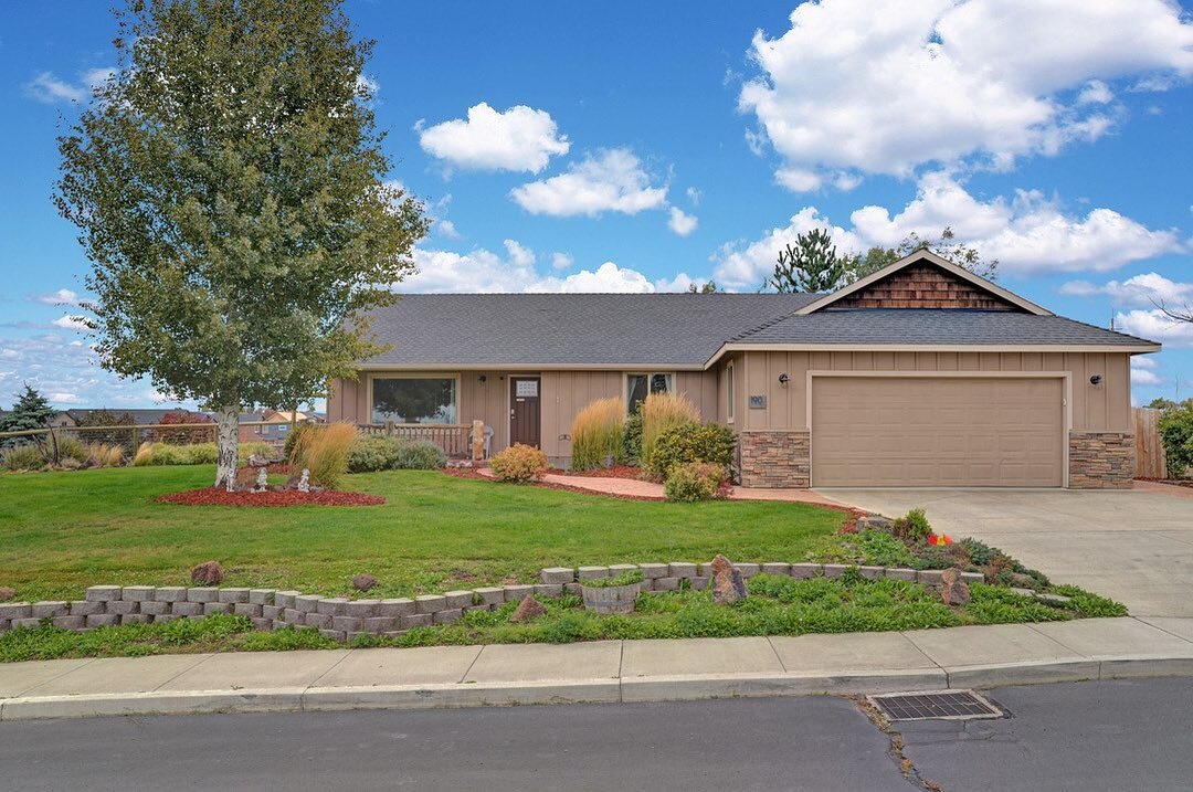 Want a quick way to increase your property value? 🏡
One of the easiest ways to add value to your home is to make it appealing to look at! Jump up that curb appeal by making small tweaks to your home that will help with the first impression. 
.
.
.
S