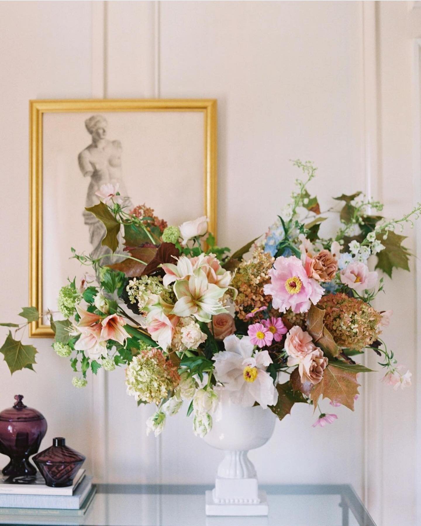 Beautiful blooms to inspire your Sunday afternoon. This incredible team never ceases to inspire me with their creativity and design. 

Photo: @charlastorey 
Florals: @maxowensdesign 
Venue: @thecommodoreperryestate 
Video: @peytonfrank 
Styling: @gab