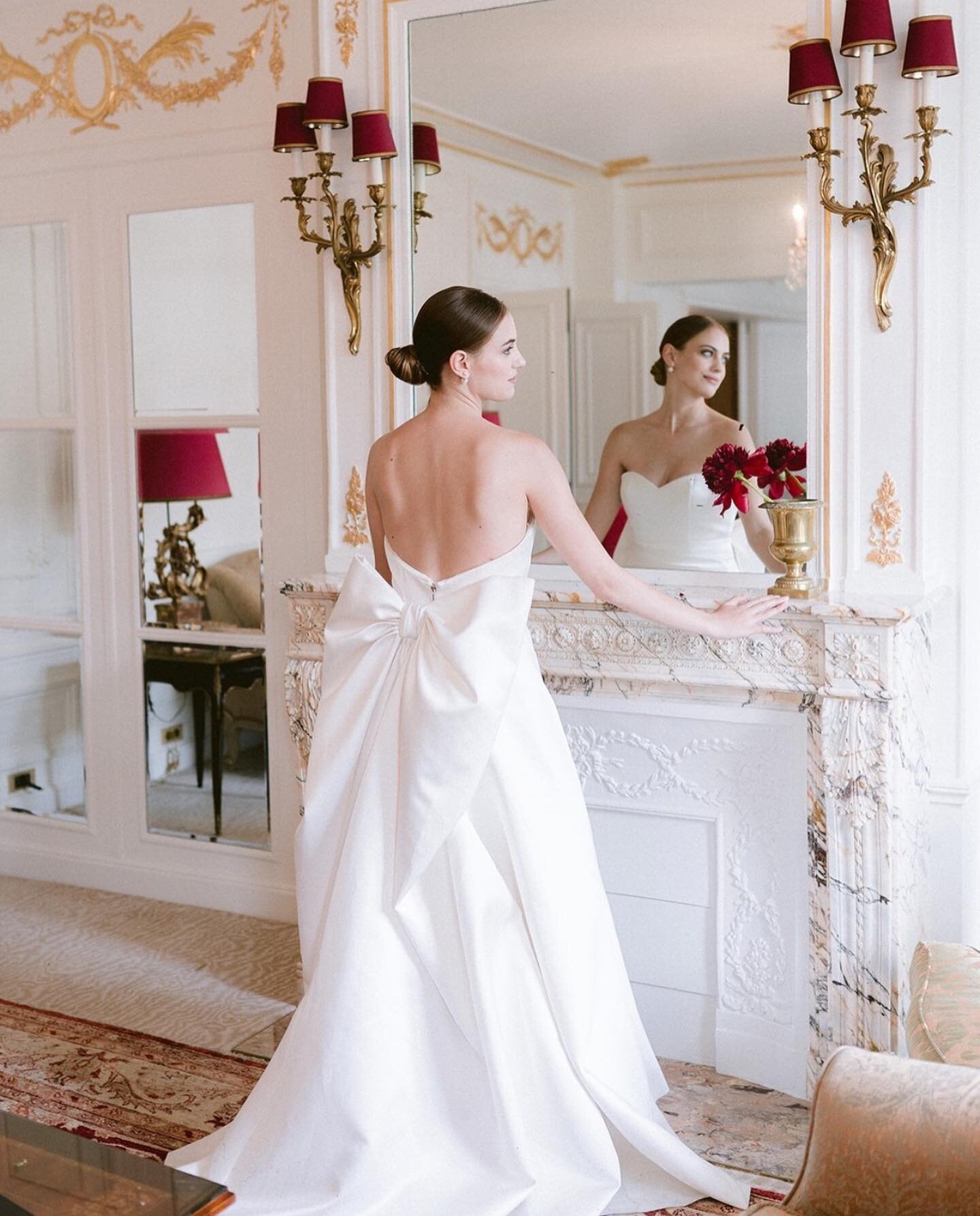 Elegance is forever timeless. 

Venue : @plaza_athenee ⠀⠀⠀⠀⠀⠀⠀⠀⠀⠀
Photographer : @ianholmesphotography
Planning &amp; design : @samanthabottelierevents 
Video : @bktfilms
Stationery &amp; design : @atelier_preszburger
Flower : @laurelalliarddesign
Ca