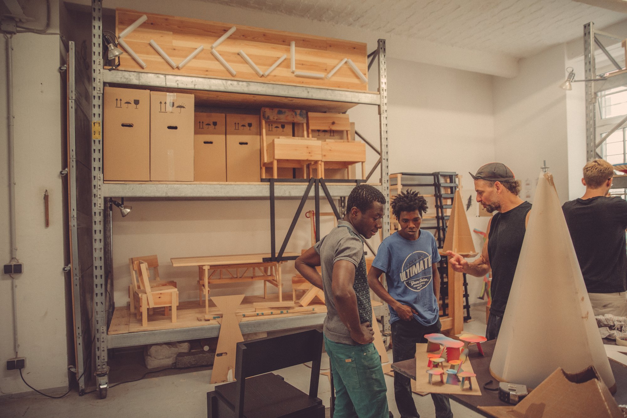  Yousuf Karim, Malik Agachi and Jerszy Seymour discussing the next steps in the workshop. In the background, Constantin Dichtl works with mockups, cardboard shapes and moulding forms. 