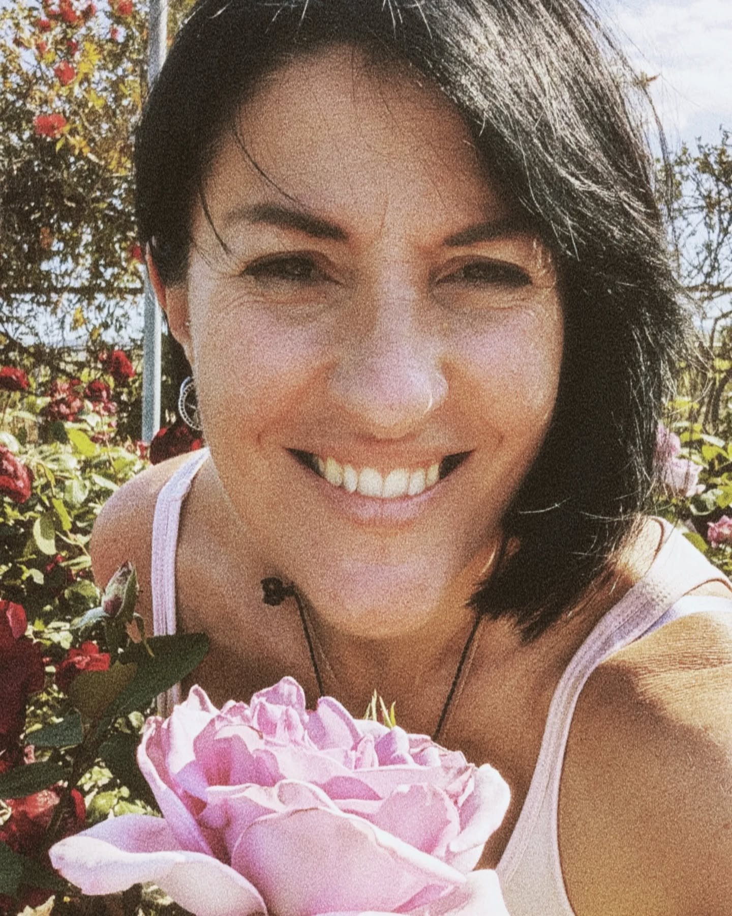 My mum is an angel. And she sent me this quote among others today: 

&quot;Move like everything is gonna work out. 
Because it is&quot;. 

I love you ma!!! ❤️ 

#move #mother #familyfirst #roses #garden #keepmoving