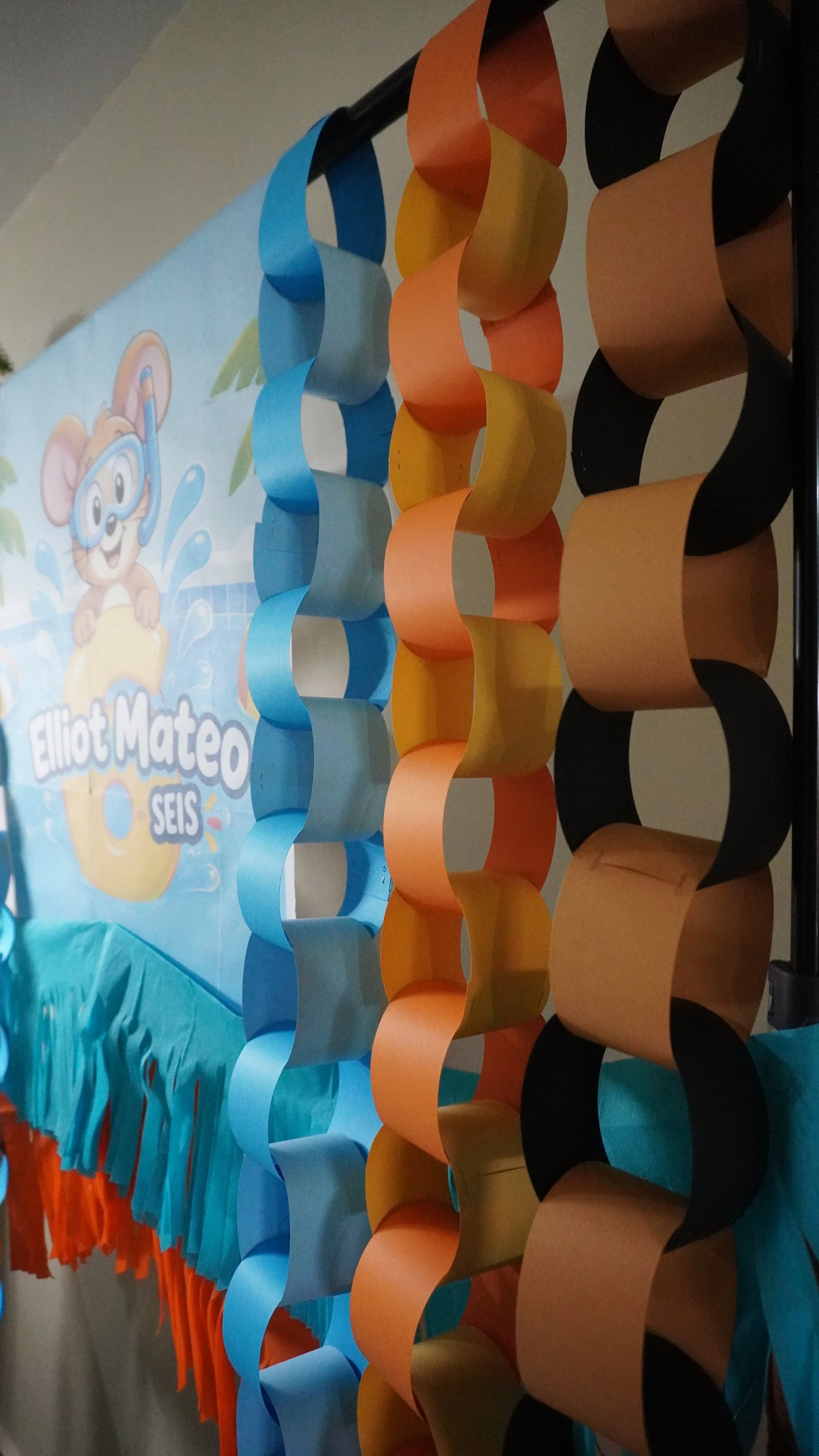 Cortinas de papel de cartulina para decorar un cumpleaños infantil en casa
