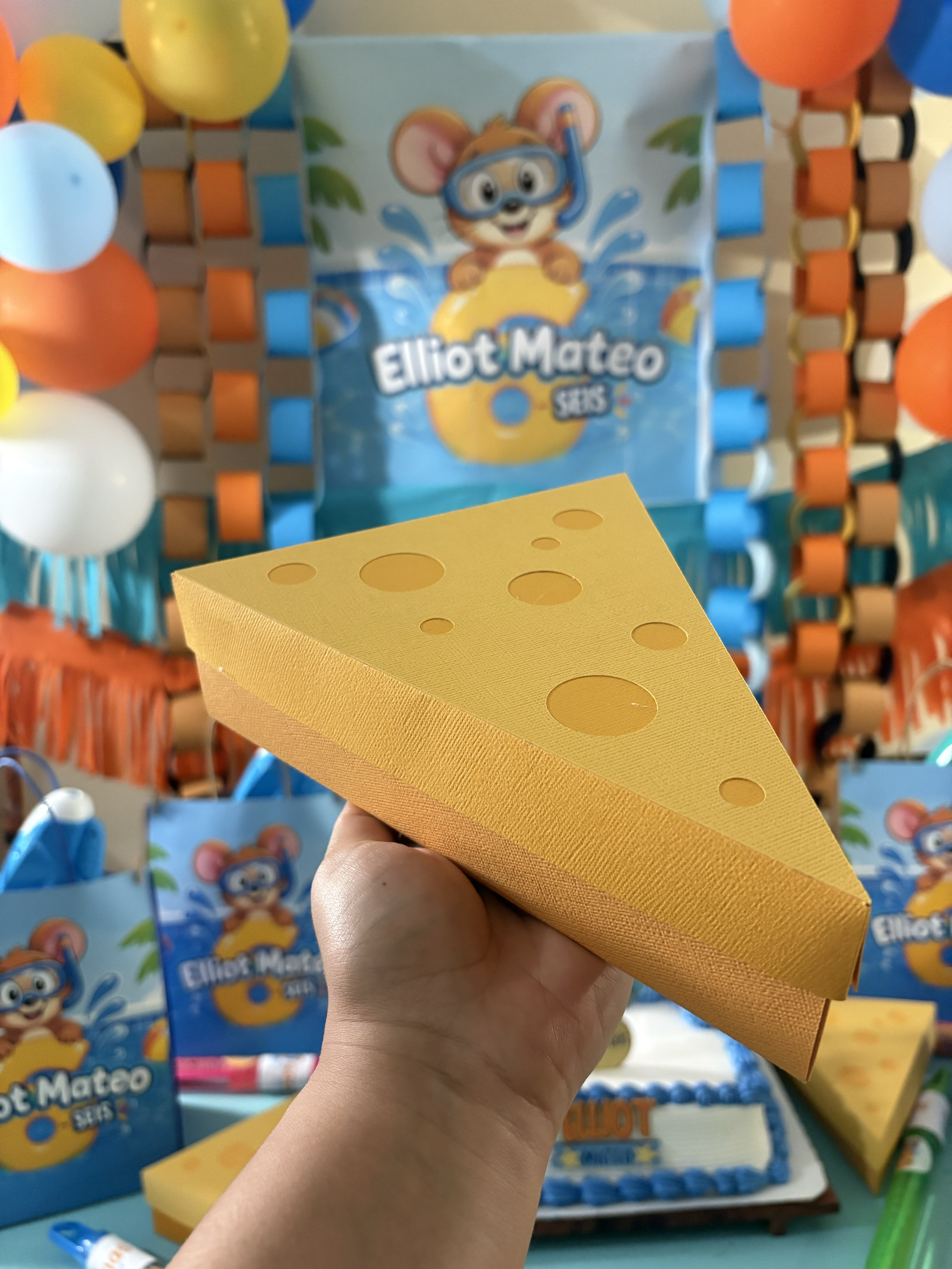 Cajitas personalizadas para dulces de cumpleaños hechas con Cricut