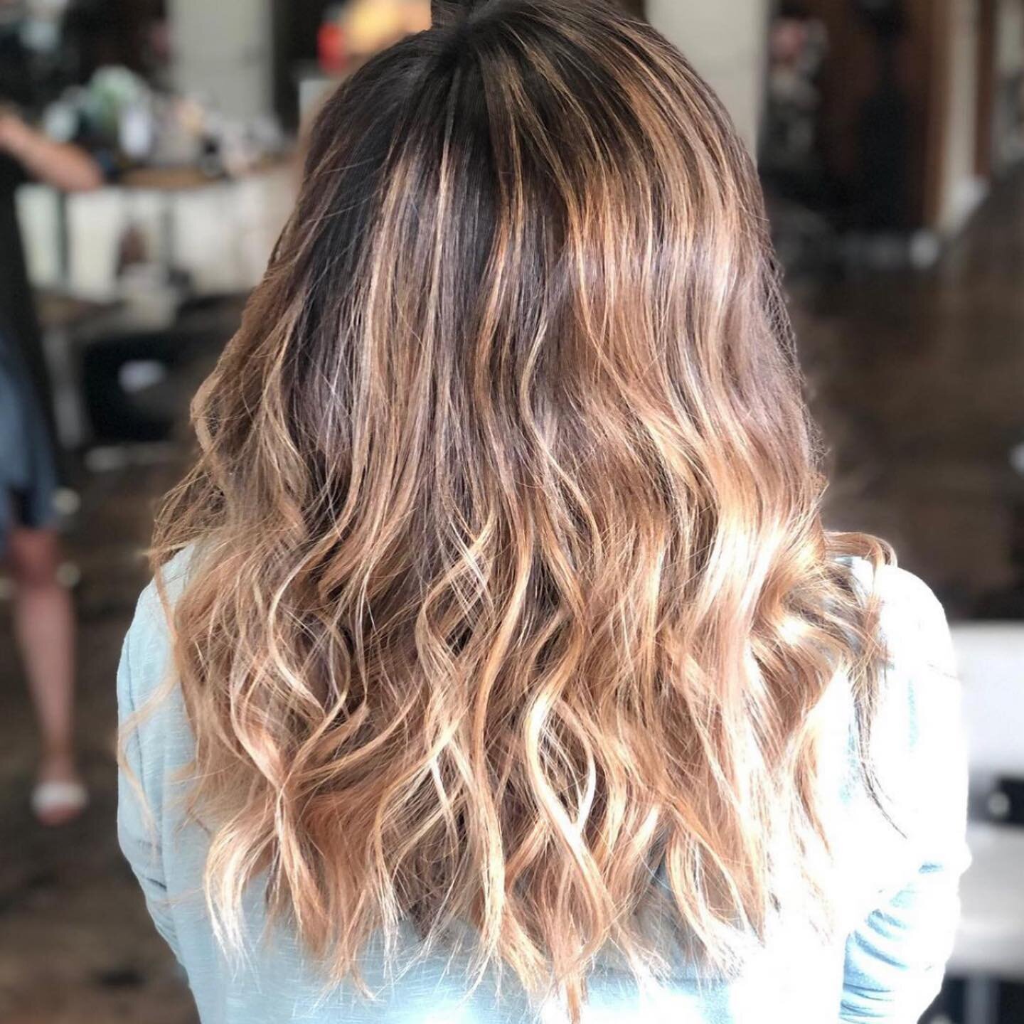 🔥➡️➡️ Swipe all the way for the before. Some brightening blended balayage highlights #welovebalayage #goldwellapprovedus #kmsapprovedus