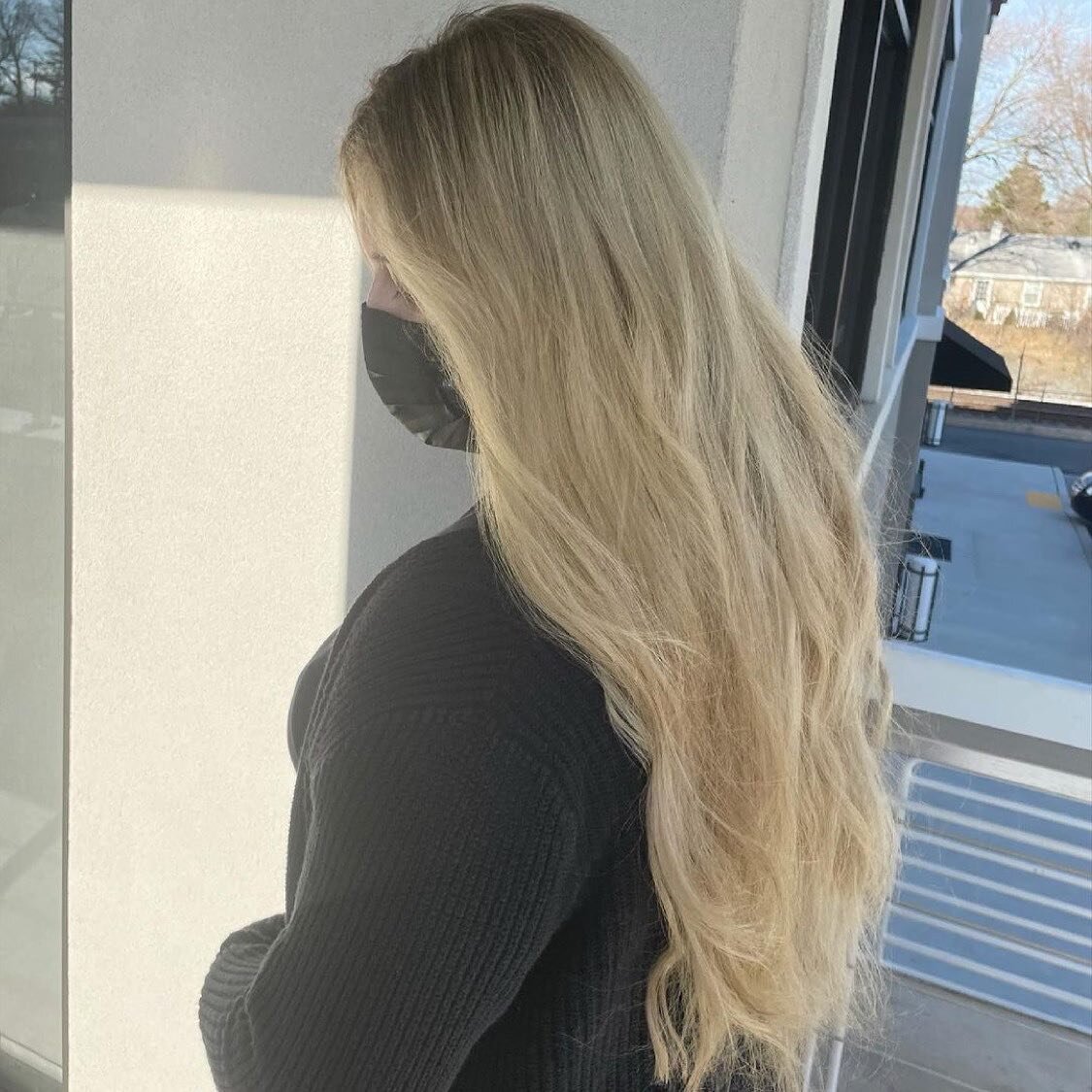 From @vivianhairerica
&bull;
Major blonde transformation. Swipe all the way for the before. At home bleach job &mdash;&gt; beautiful blonde @blackrosehairsalon #goldwellsilklift #goldwellapprovedus #goldwellcolor