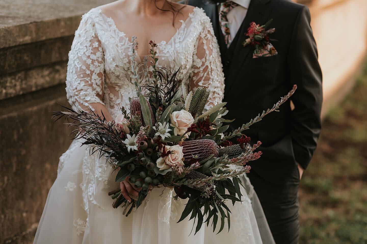 🖤🖤🖤

Amy + Daniel 

What do you do if you want to add a softness to beautiful Australian natives - you team them with a blush rose of course! 

@kristiecarrickphotography 

#australiannativeflowers #blushroses #australiannativebridalbouquet
