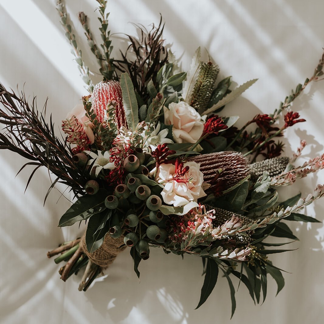 🖤🖤🖤

Amy + Daniel

Sunshine streaming in through the window on a Winters day warms the soul - And makes flowers look amazing!! 

@kristiecarrickphotography  is a ray of sunshine, always making florals look just 👌

#weddingbouquet #bridebouquet #w