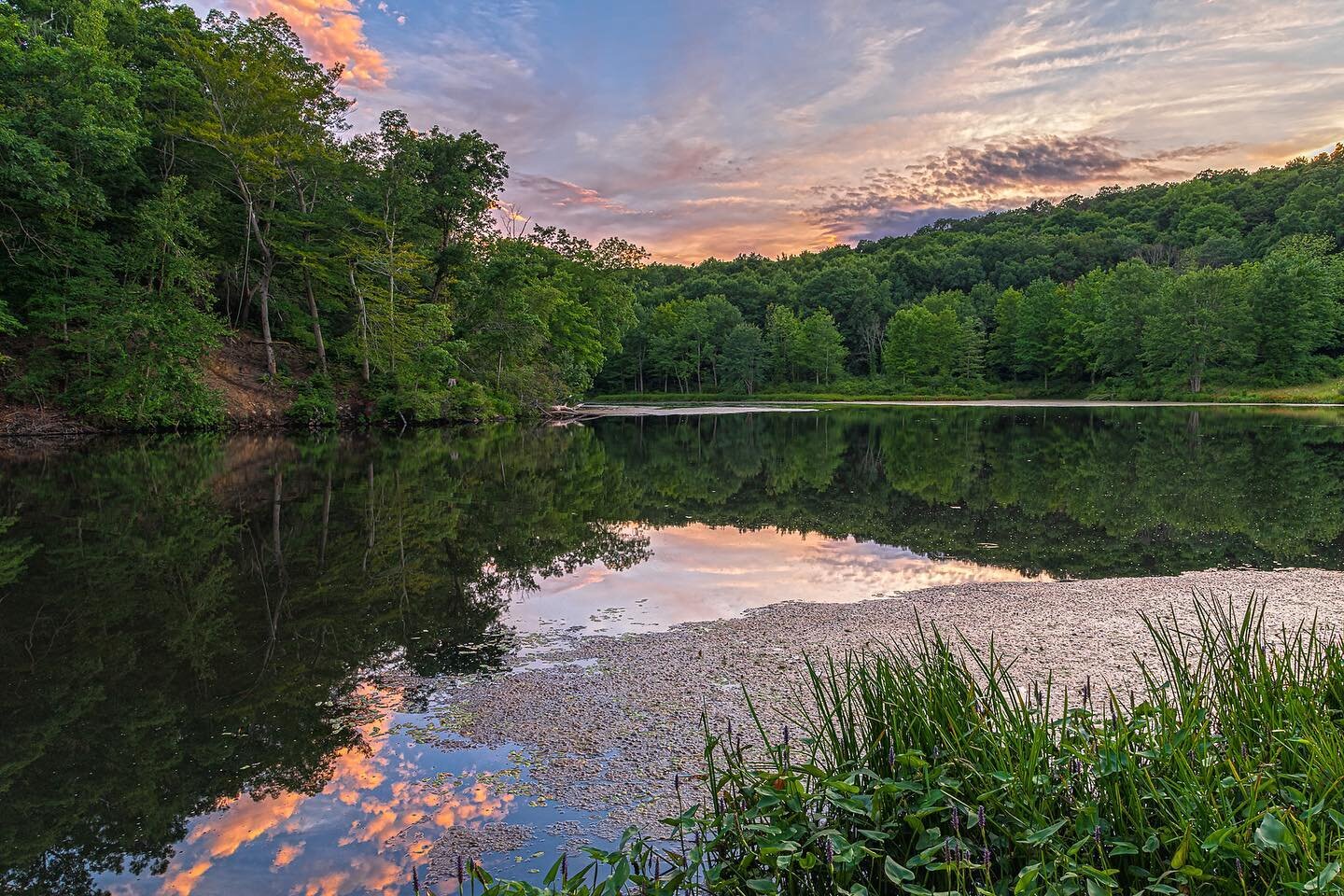 Sweet summertime scenery. ☀️🌳🥾 Reveal your favorite Warwick spot. 𝙎𝙝𝙖𝙧𝙚 𝙮𝙤𝙪𝙧 𝙥𝙞𝙘𝙨 𝙖𝙣𝙙 𝙩𝙖𝙜 𝙪𝙨@hellowarwickvalley #cascadelake by @angelo_marcialis_photography