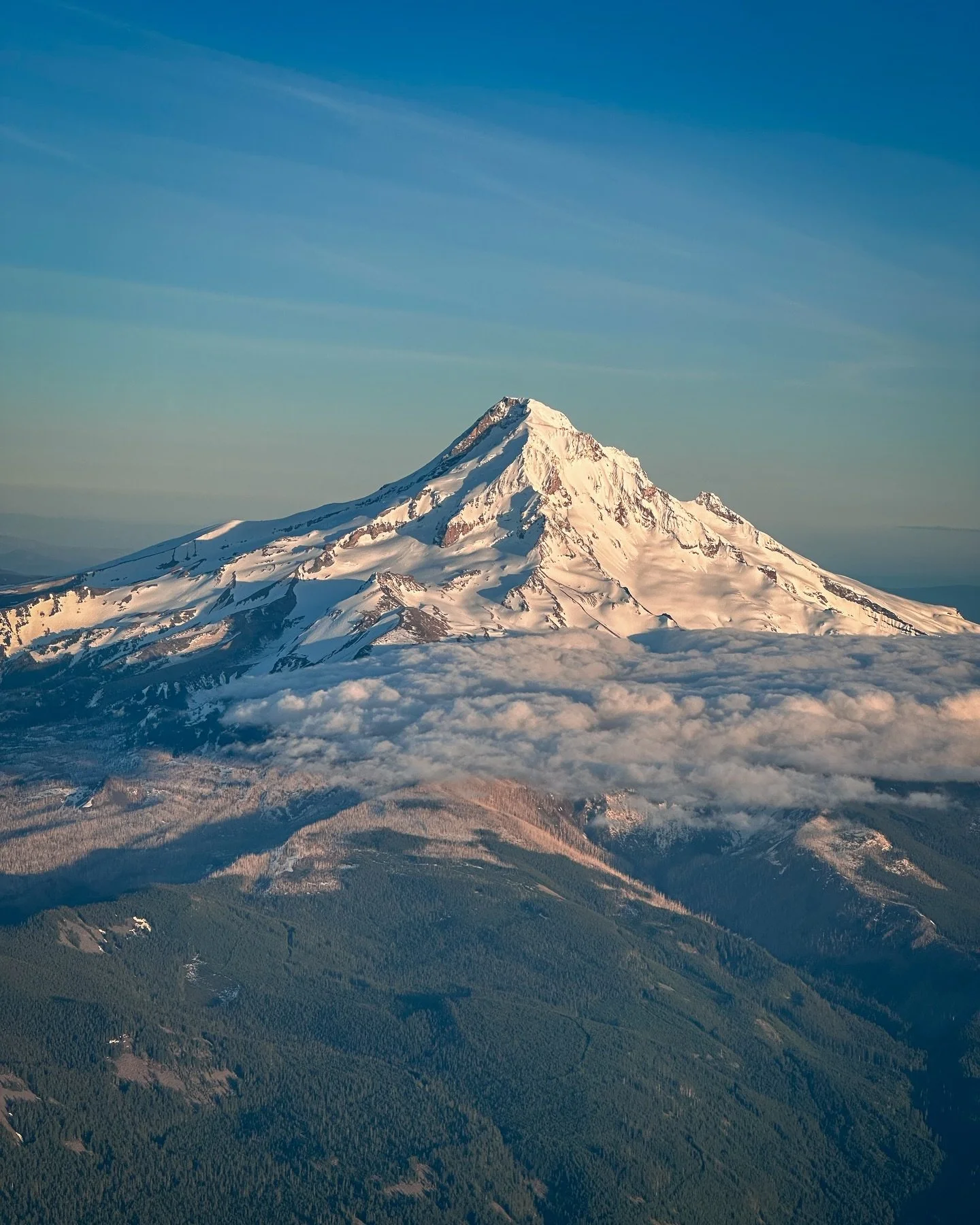My favorite mountain 💛
.
#wyeast #oregon #oregonnw #oregonisbeautiful #mthood #frommywindow #viewfromthetop #beautifuldestinations #pnw #thatpnwlife