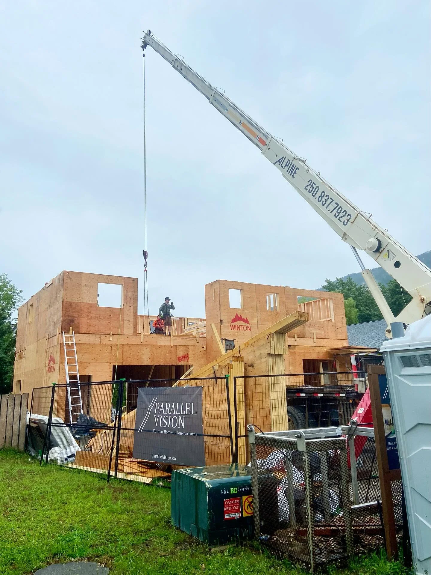 Walls are going up quickly down on Moss st. and we couldn&rsquo;t do it without the help of @alpinecrane 🏗️ 
 
@winton.homes 🏠 

#buildinginrevelstoke #revelstokebuilder #putupthewalls #thanksphil #cranelife #parallelvisioncontracting #revelstokeco