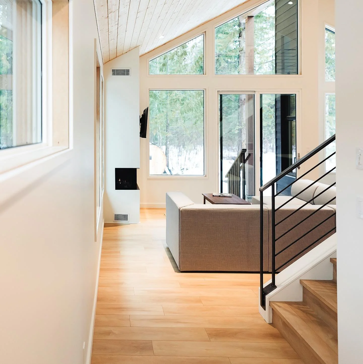 This space is all about balance~soft light, strong structure, and a grounded, welcoming feel. 
#intentionalbuilding #welcomehome #brightinteriors #revybuilder #revelstokecontractor #parallelvisioncontracting