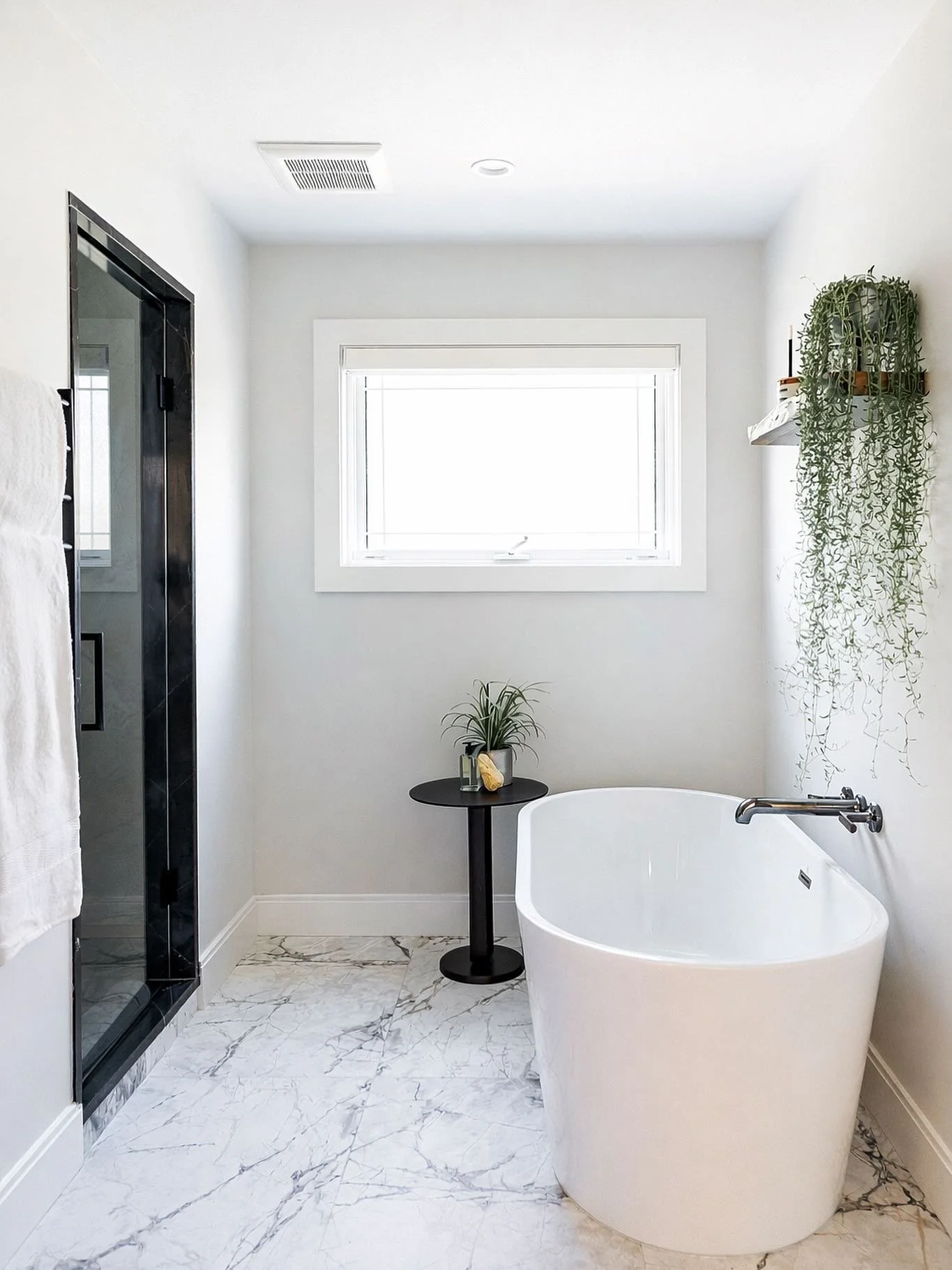 Cold winter days call for warm baths 🛁

A calm, minimal space designed to slow down, unwind, and stay cozy all season long. 

@prairiesummit @marikushinodesign 
#revelstokebuilder #renovations #dreamybathroom #parallelvisioncontracting
