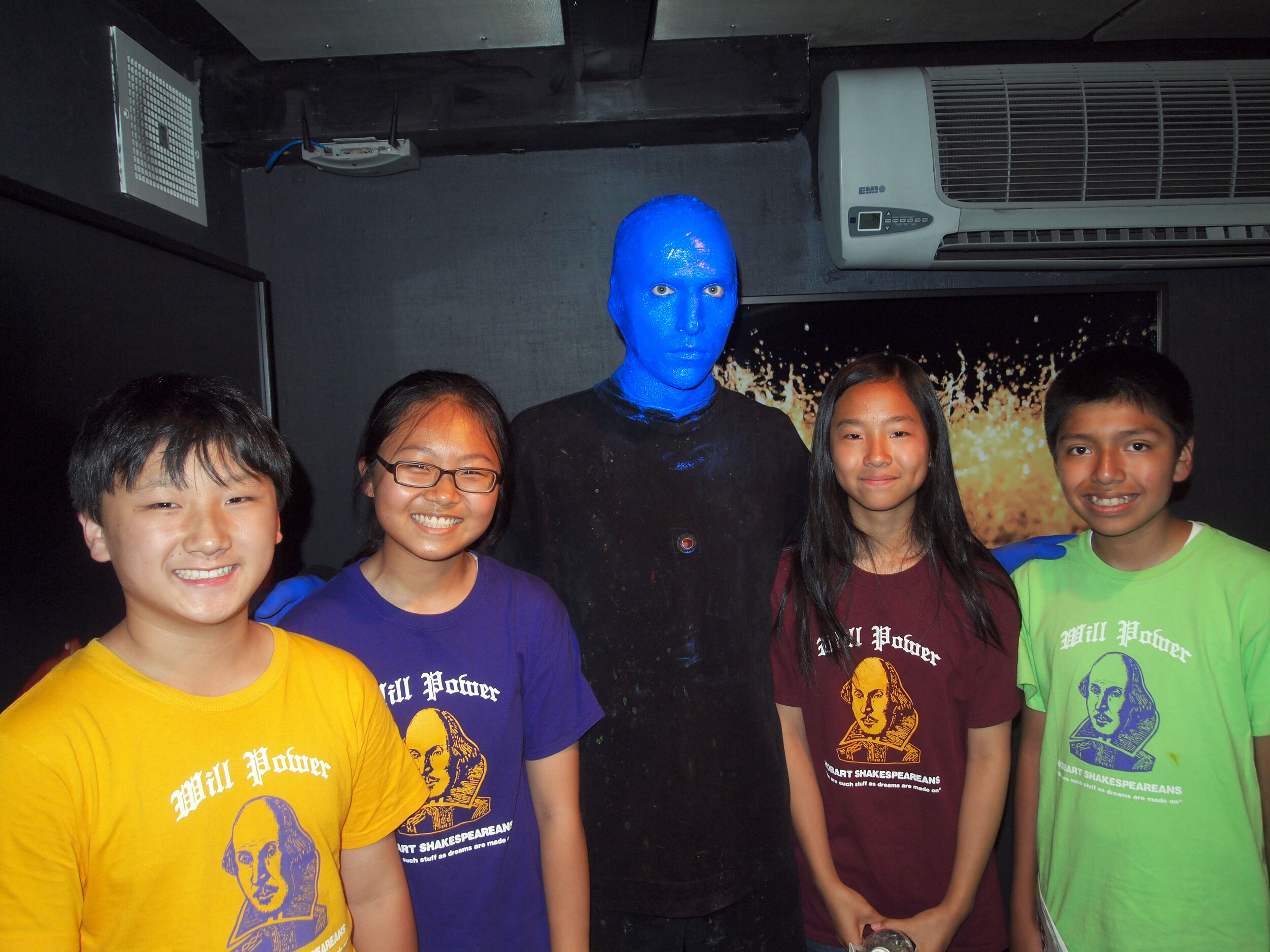  Making Friends with Blue Men! 