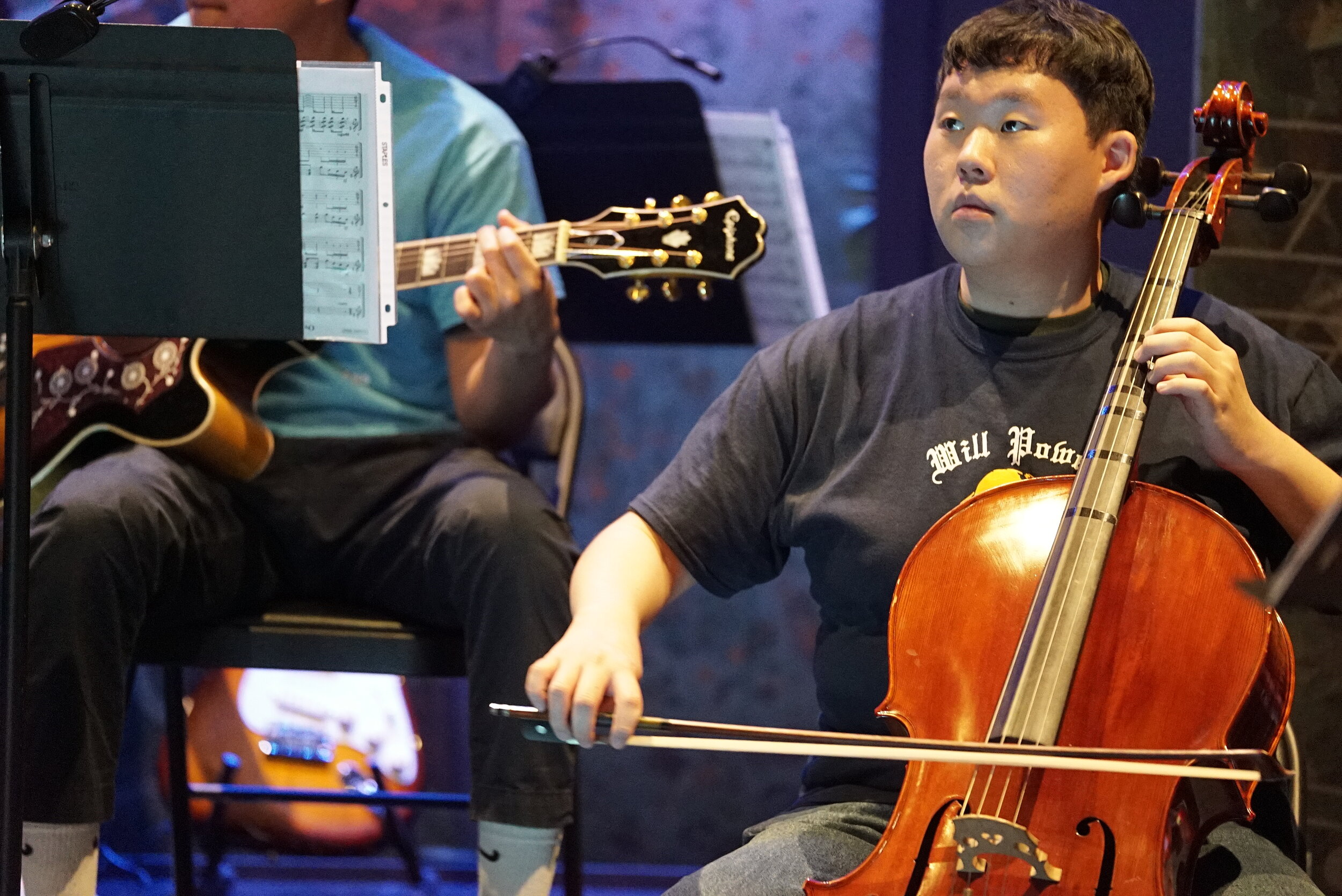  Danny Lee's cello breaks hearts playing "Isn't it a Pity" 