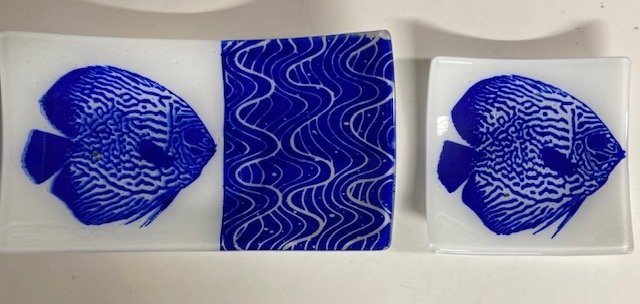 BLUE FISH PLATTER AND 4 SUSHI PLATES
