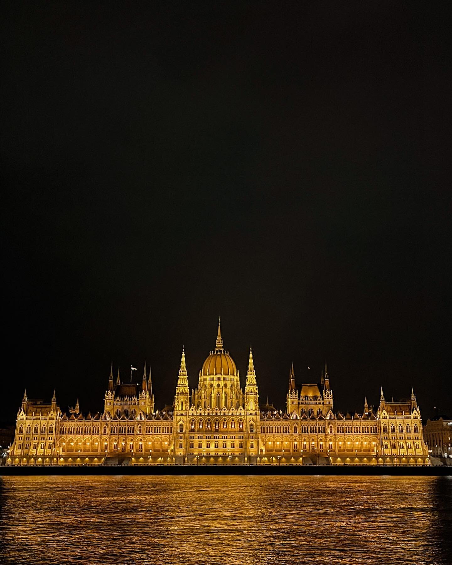 Night time hits different. What a beautiful building. 🤩 

#YanSolo #budapest #hungary #parliament #gothic #hungarianparliament #visithungary #visitbudapest #europe #pathport #placestogo #placestovisit #femmefatale #solotravel #girlswhotravel #girlsw