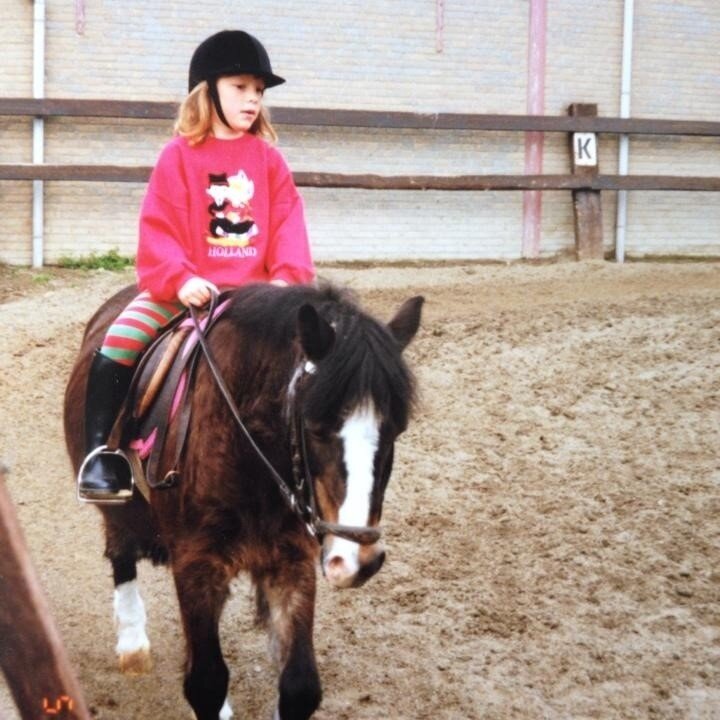 INTERNATIONAL WOMEN'S DAY ~ Sta vandaag niet alleen stil bij alle prachtige &amp; krachtige vrouwen om je heen, maar ook bij de vrouw die je zelf bent! Want als je iemand mooi zou moeten vinden ben je dat zelf wel 🔥⁠
⁠
Op deze foto ben ik 6 jaar en 