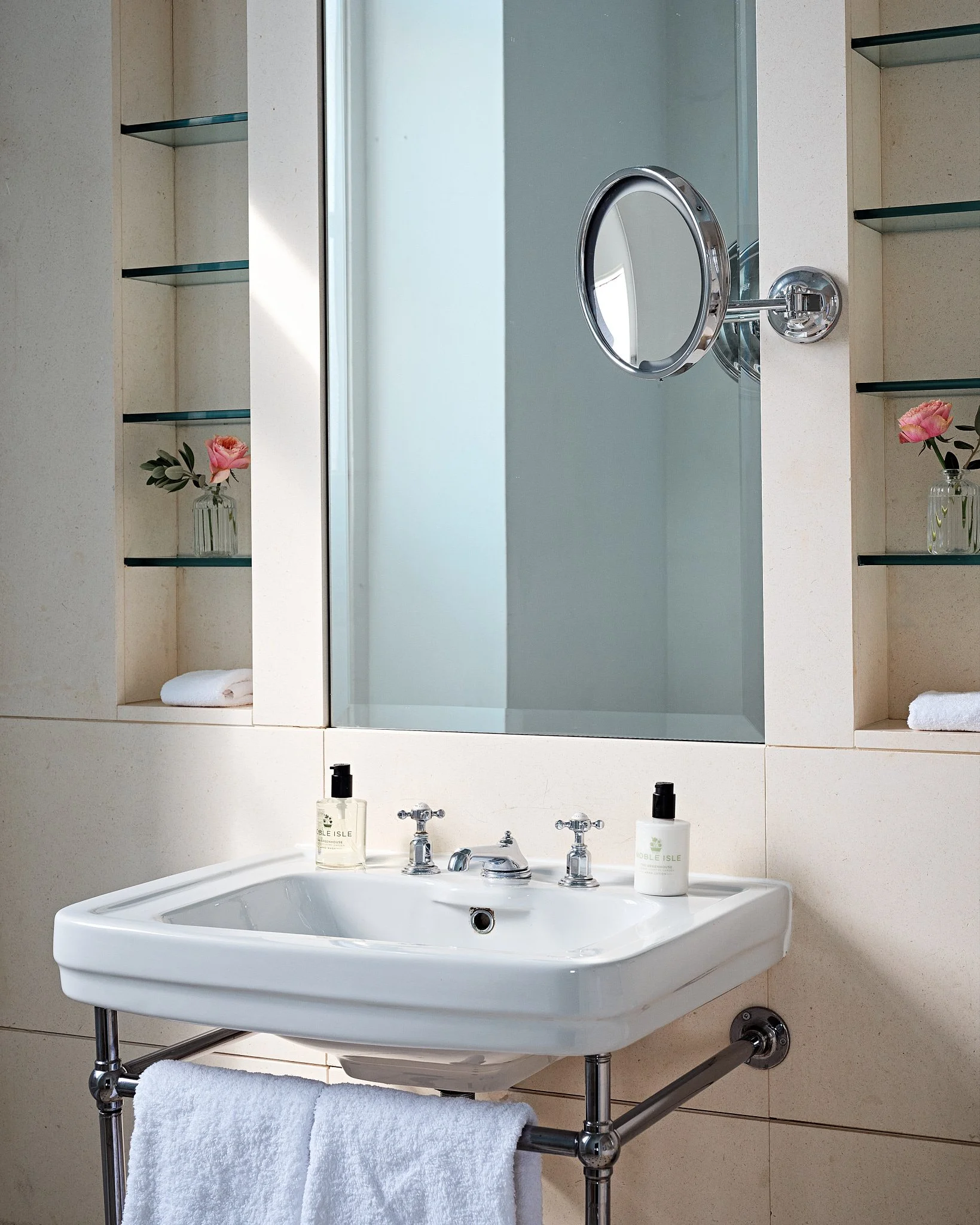 DAVID MALANHPH Buxted Park-Bedroom 5 R&E Browning5763-039.jpg