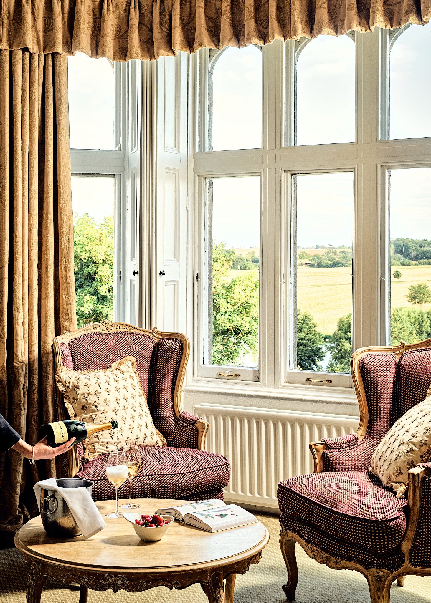 DAVID MALANHPH Fawsley Hall_Feature_Bedroom_Room_41_1249-049.jpg