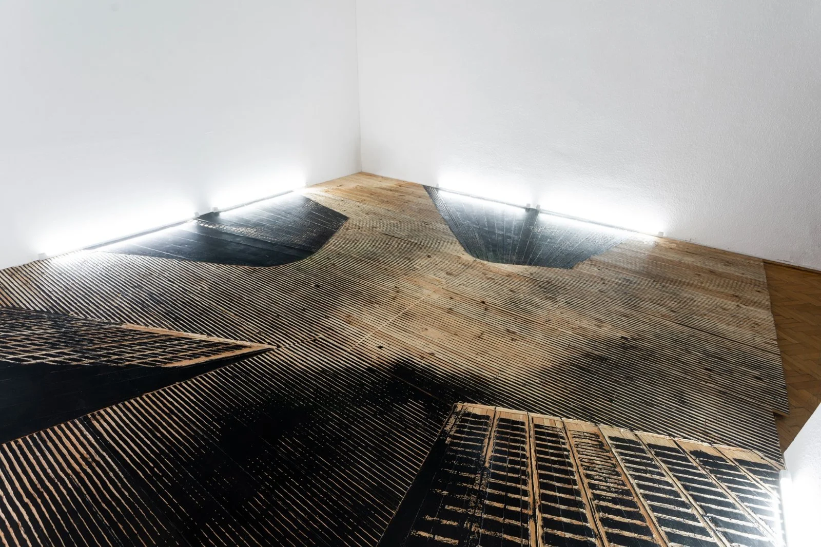 Perspective from floor level showing hand-carved lines in Gábor Koós’ large-scale urban woodcut artwork – USA Diary series