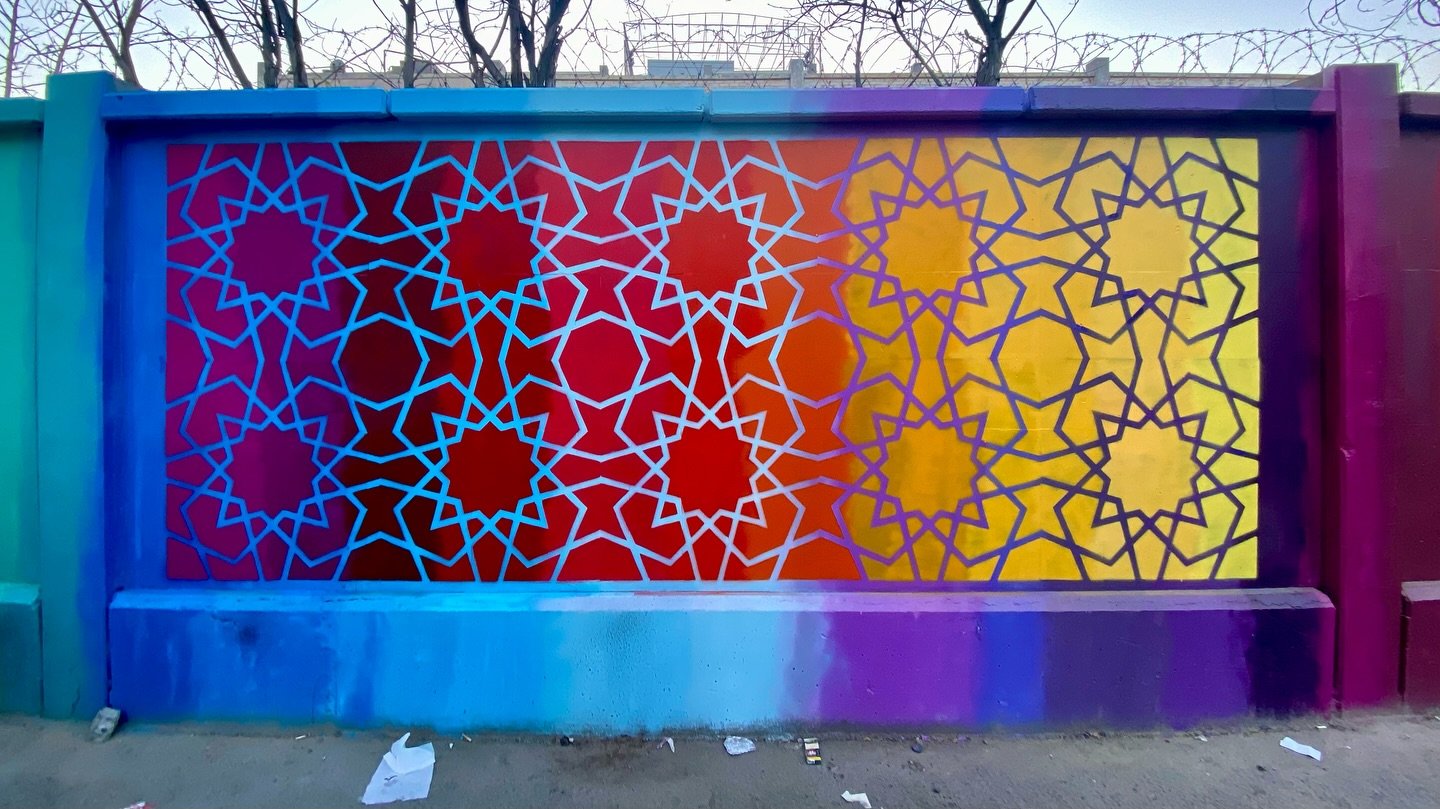 This section of the wall next to AUK is inspired by an Islamic geometric pattern found in the Mustansiriya Madrasa in Baghdad, Iraq. 

Thank you to the Kuwait National Council for Culture, Arts, and Letters @kw_nccal Al Fenn Al Thalith public murals 