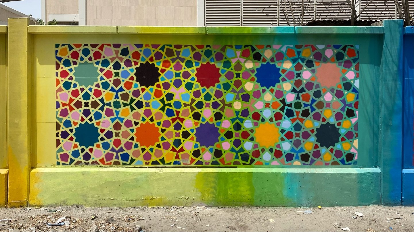 This section of the wall next to AUK is inspired by an Islamic geometric pattern found in the Tomb of Bibi Jawindi in Uch, Pakistan. 

Thank you to the Kuwait National Council for Culture, Arts, and Letters @kw_nccal Al Fenn Al Thalith public murals 