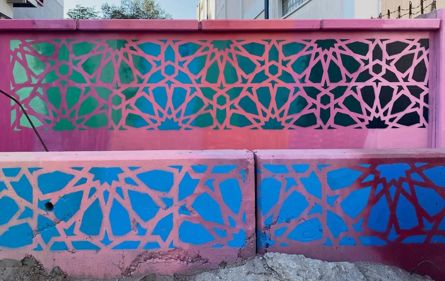 This section of the wall next to AUK is inspired by an Islamic geometric pattern found in the Darwish Pasha Mosque in Damascus, Syria.
Thank you to the Kuwait National Council for Culture, Arts, and Letters @kw_nccal Al Fenn Al Thalith public murals