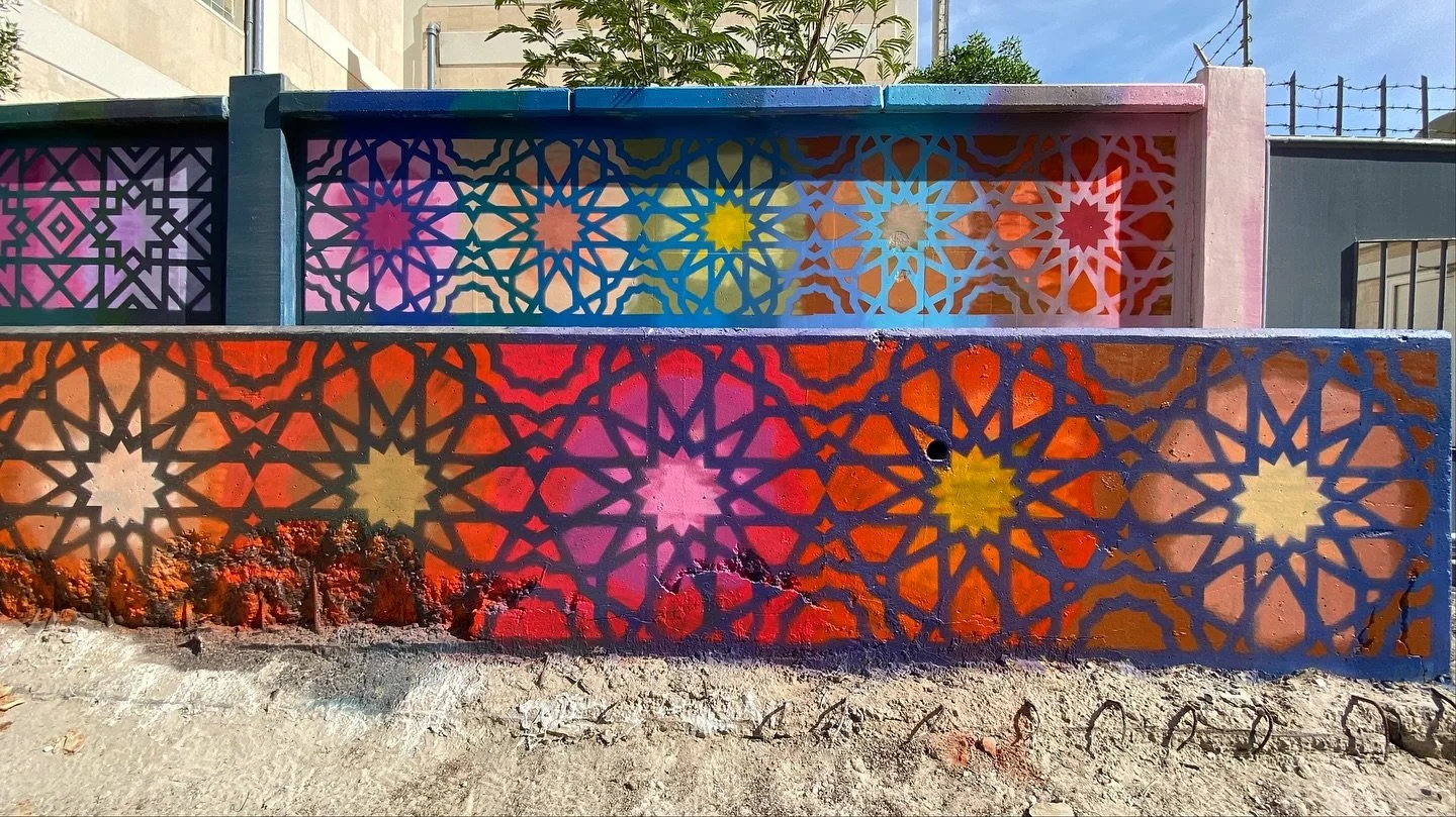 This section of the wall next to AUK is inspired by a mix of Islamic geometric patterns. Thank you to the Kuwait National Council for Culture, Arts, and Letters @kw_nccal Al Fenn Al Thalith public murals project and American University of Kuwait @auk