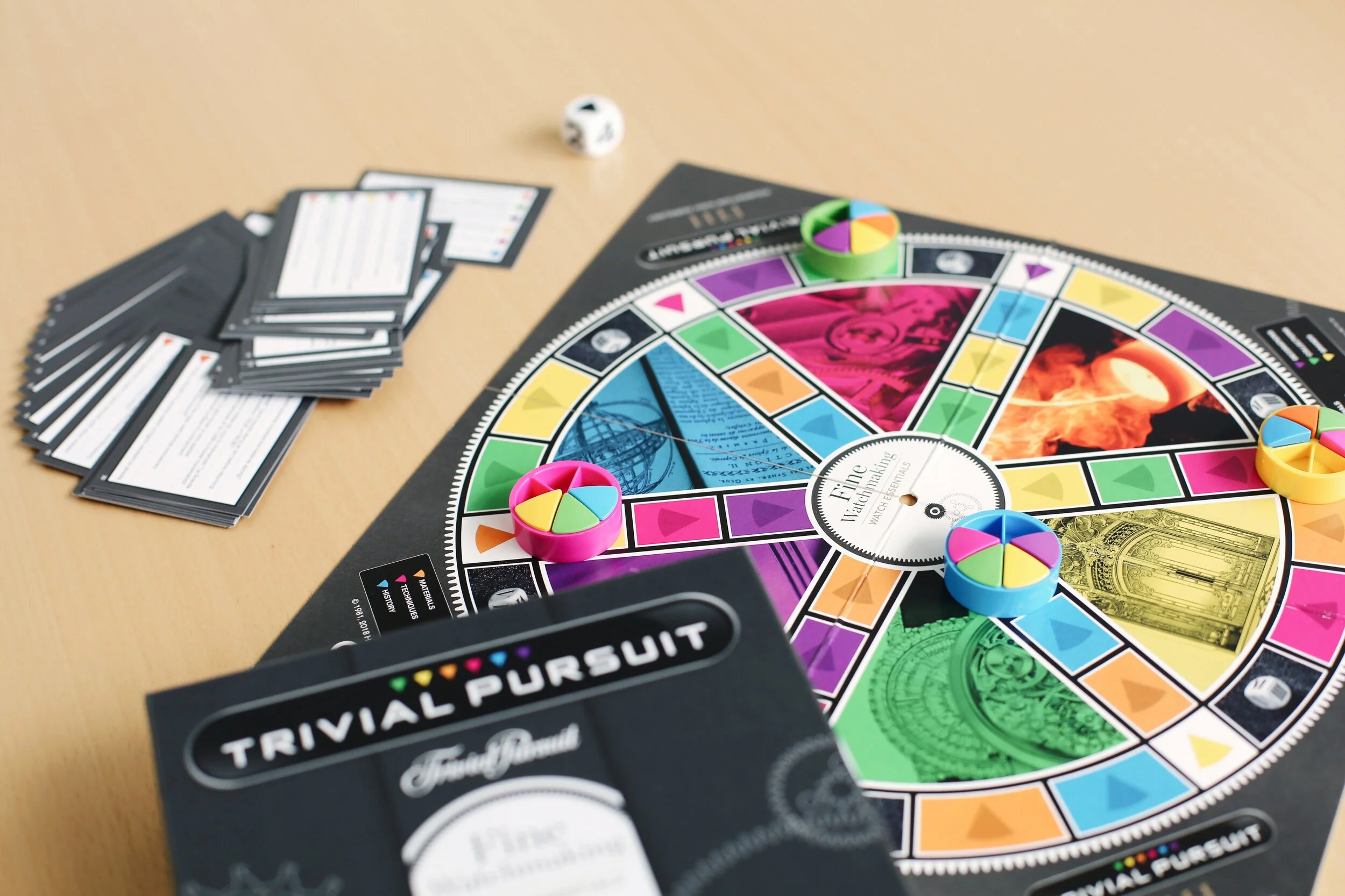 Trivial pursuit настольная игра кубик. R. Тривиал персьют настольная игра. Тривиал. B trivial.
