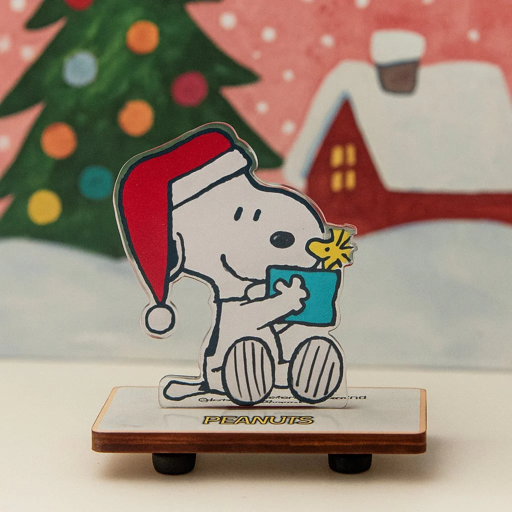 ’Tis the season for joy, friendship, and a touch of Peanuts charm! This mini laser-cut sculpture captures Snoopy in his Santa hat, holding a gift as Woodstock perches by his side—ready to spread holiday cheer.